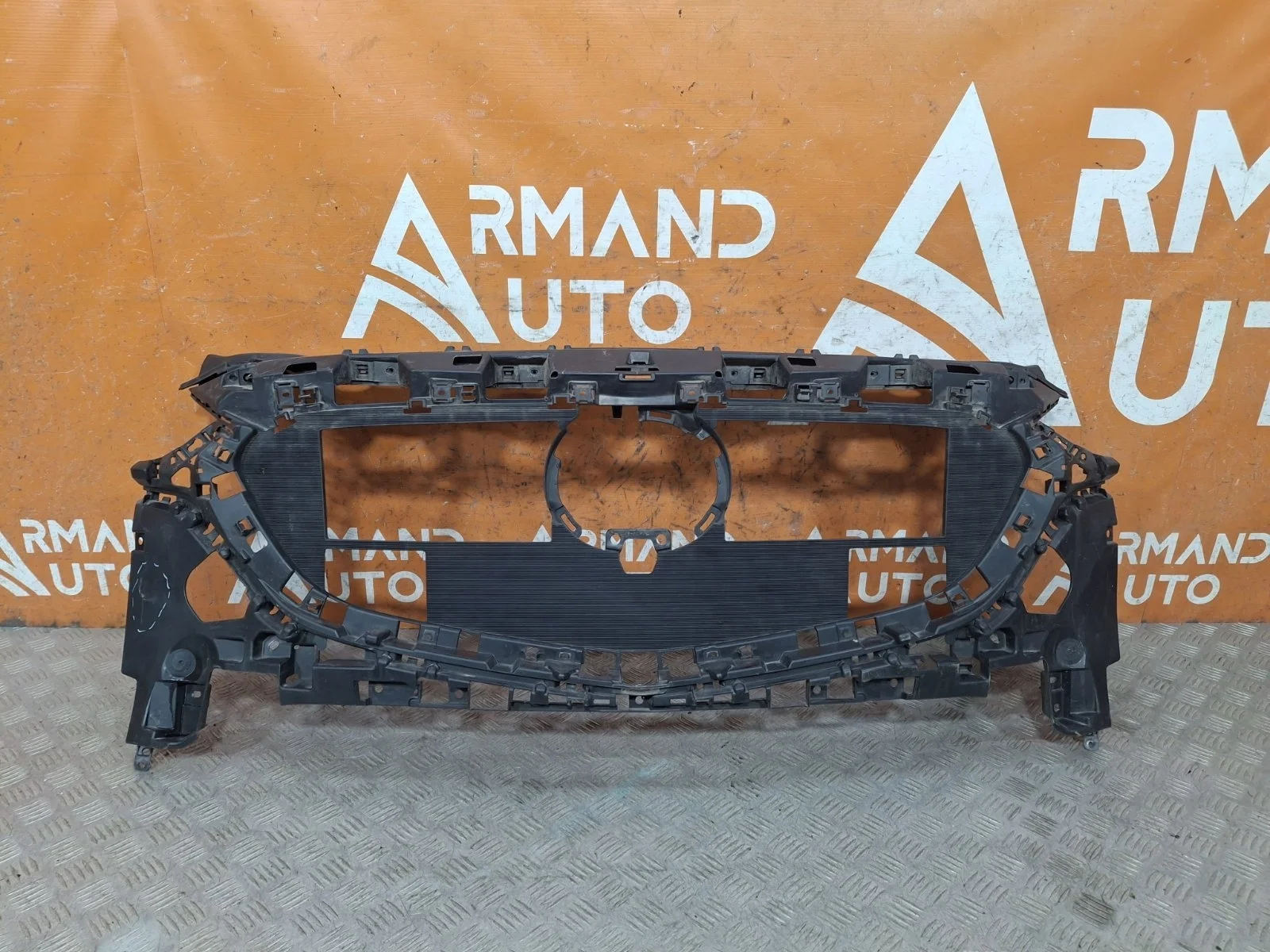 Кронштейн решетки радиатора Mazda 6 2018-нв 3 GJ