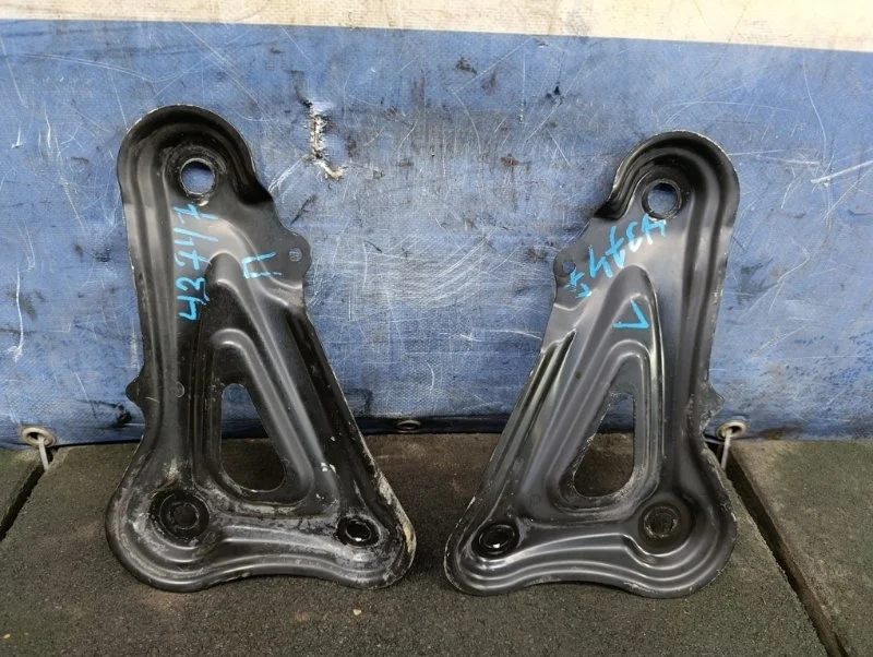 Кронштейн подрамника Toyota Verso 2016 5225802060 ZGR20 1.6 1ZR-FAE