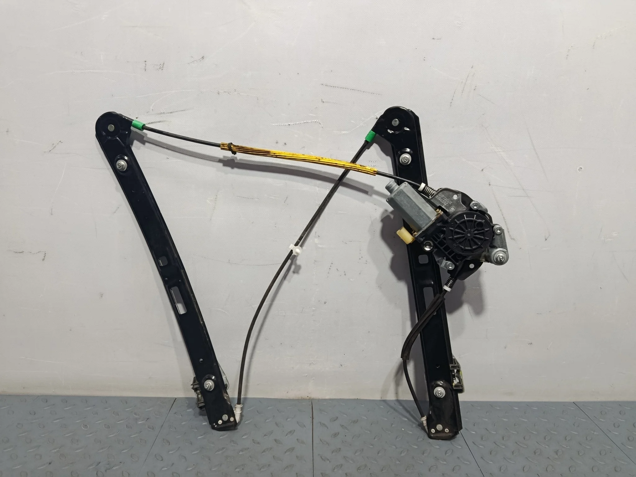 СТЕКЛОПОДЪЕМНИК BMW ПЕРЕД ЛЕВО 51337020659