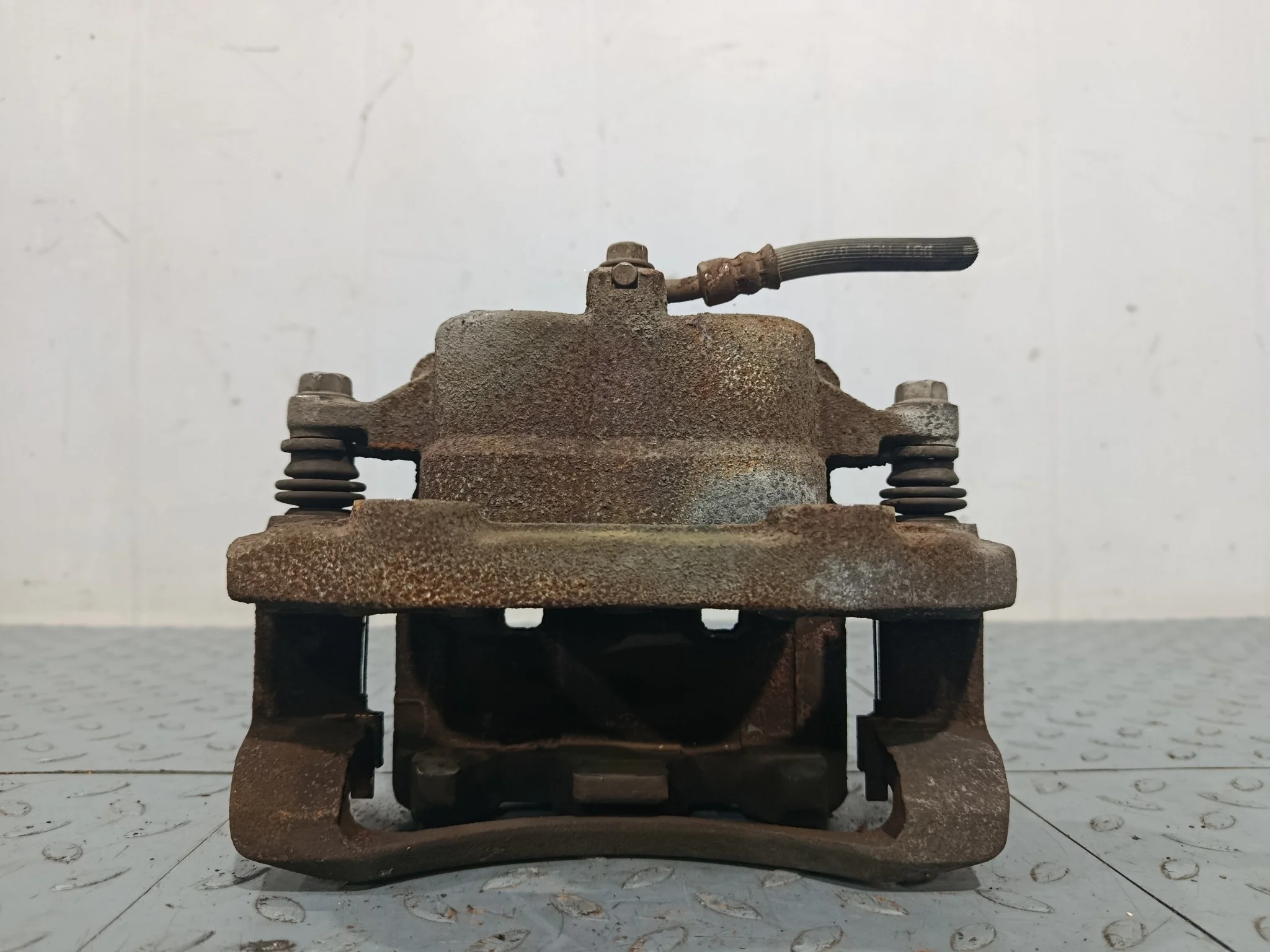 СУППОРТ В СБОРЕ NISSAN ПЕРЕДНИЙ ПРАВЫЙ 410018H300