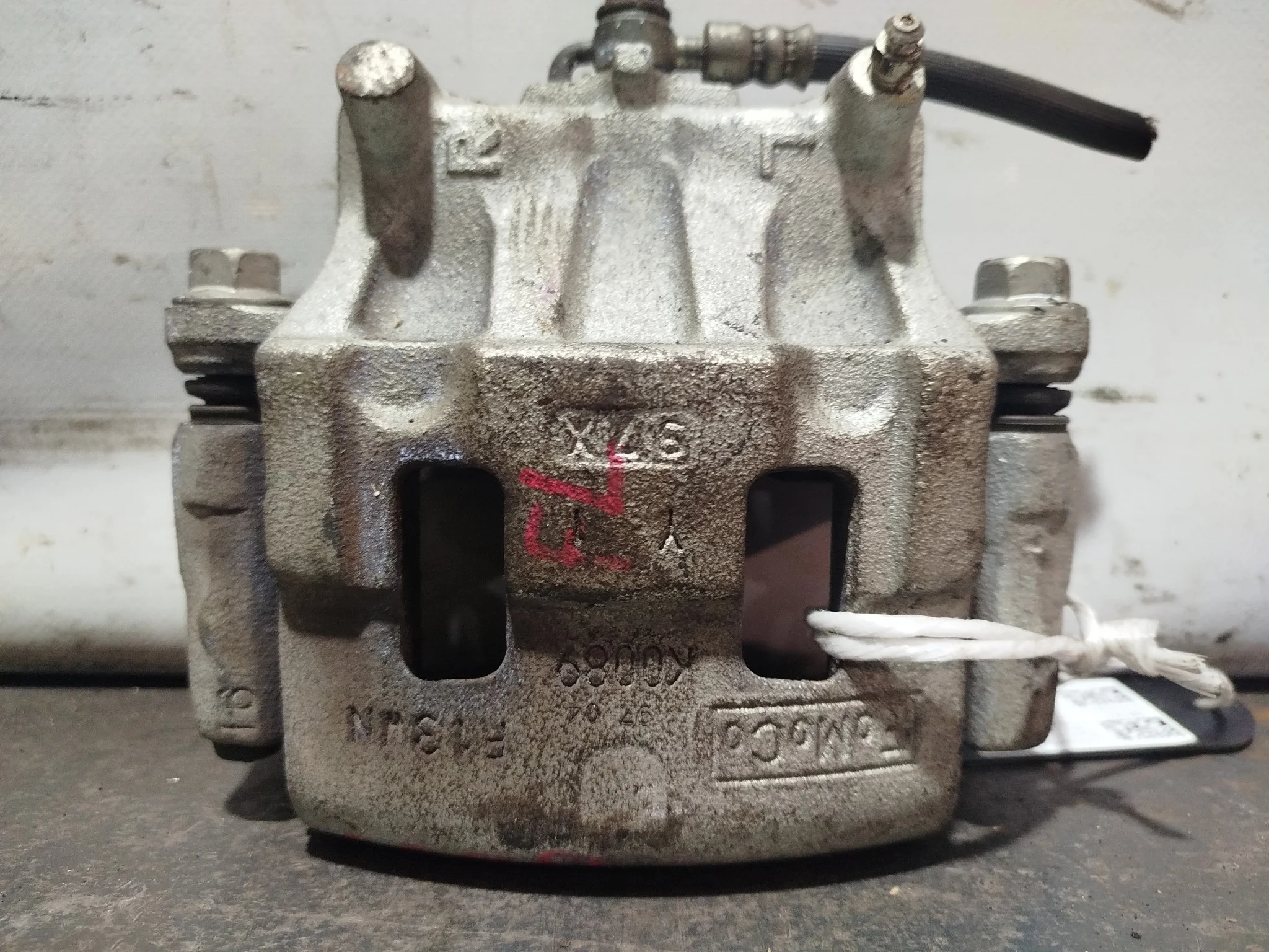 СУППОРТ В СБОРЕ MAZDA ПЕРЕД ЛЕВО L20633990A