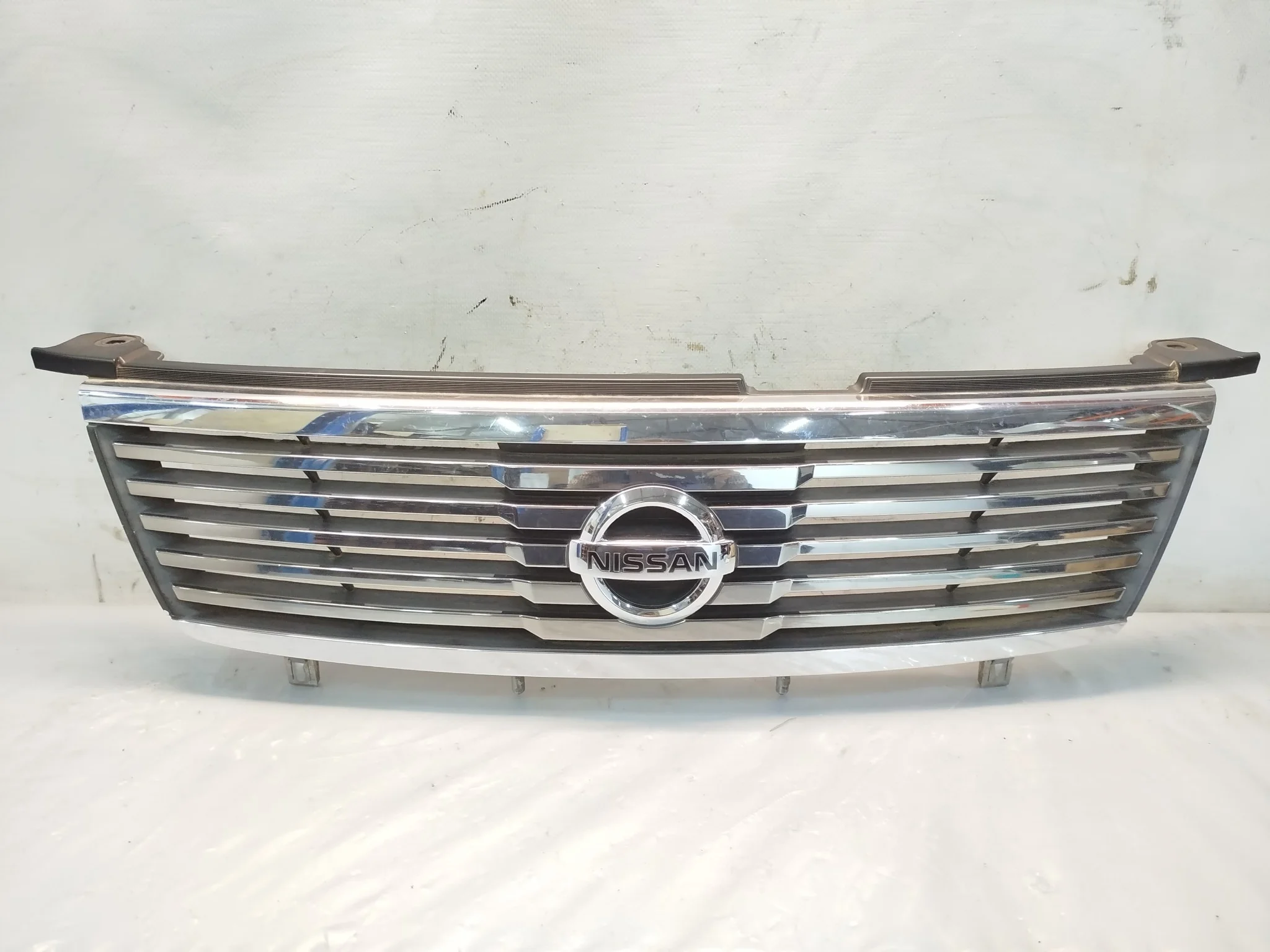 РЕШЕТКА РАДИАТОРА NISSAN 623108N000 VE013