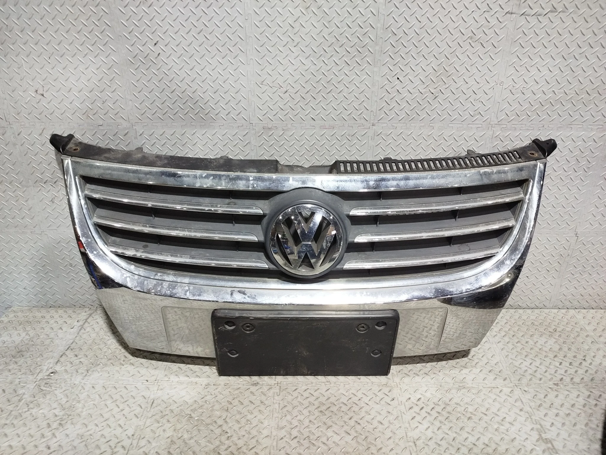 РЕШЕТКА РАДИАТОРА VOLKSWAGEN 1T0853651AQ KB569Z