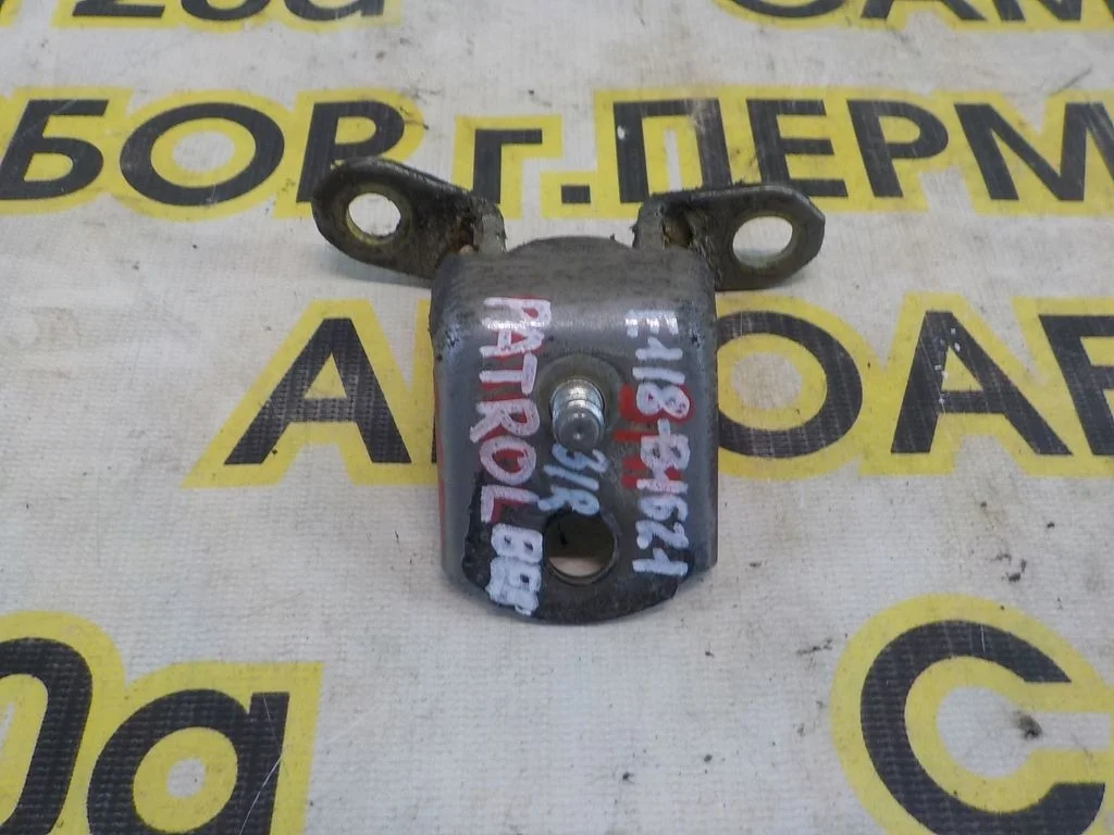 Петля двери задней правой верхняя Nissan Patrol Y61 (1997—2004)