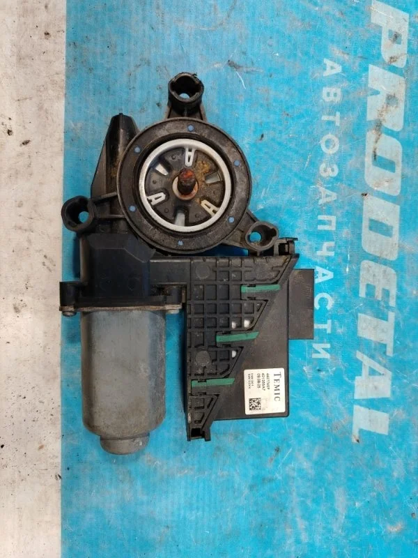 Моторчик стеклоподъемника передний правый Skoda