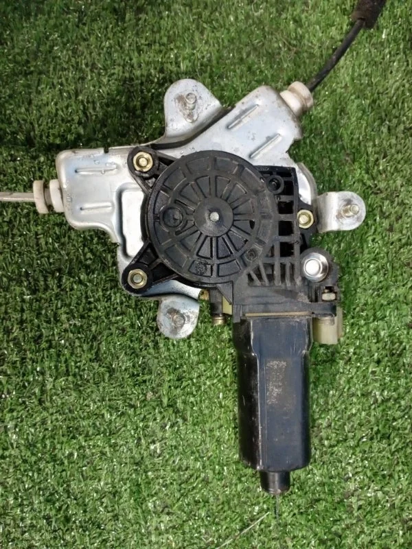 Моторчик стеклоподъемника передний левый Hyundai