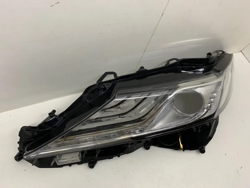 Стекло фары Toyota Camry 2017-2020 XV70