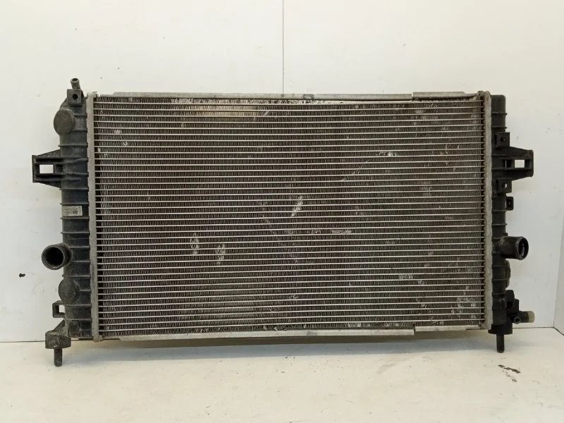 Радиатор охлаждения двигателя Opel Astra 2006-2014 13170110 H, передний