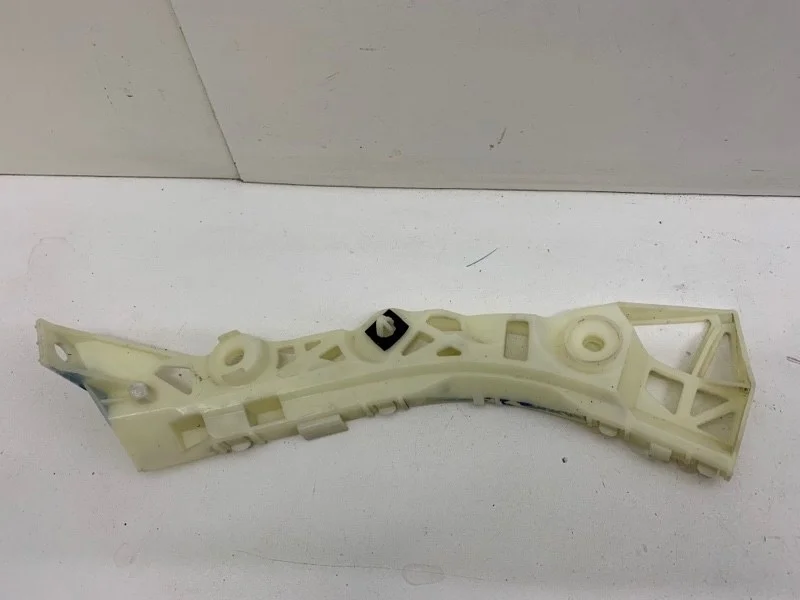 Кронштейн бампера Mazda 3 2003-2009 BP4K502H1 BK, задний правый