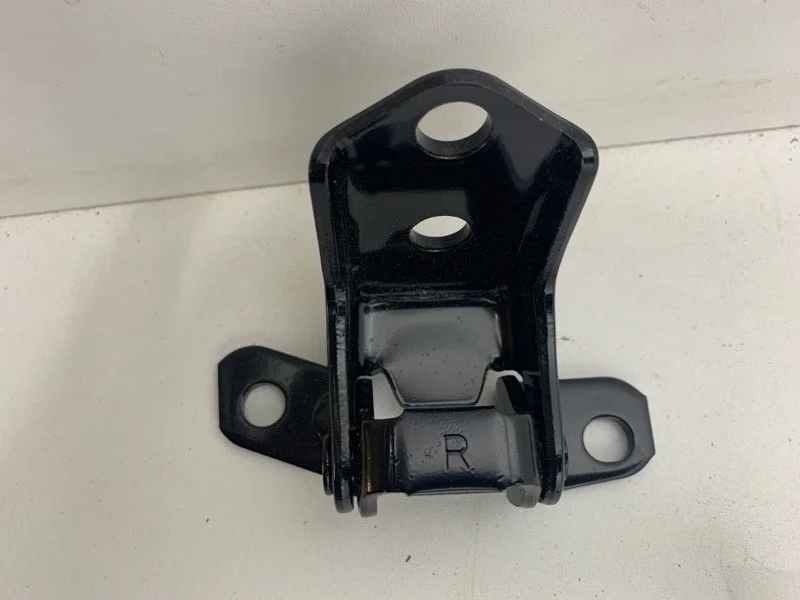 Петля двери Mazda 3 2003-2009 F15158210A BK, передняя правая