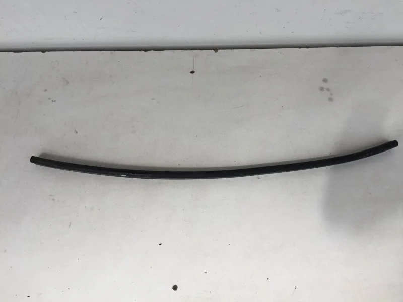 Уплотнитель (резина) Volvo XC60 2017-2021 31284337 2, передний