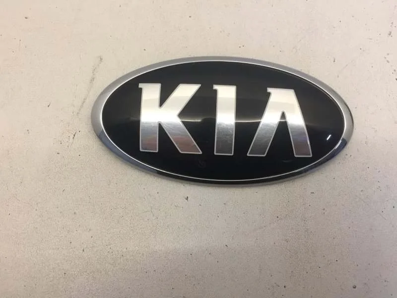 Эмблема Kia K5 2018-2021 863183R500 3, передняя