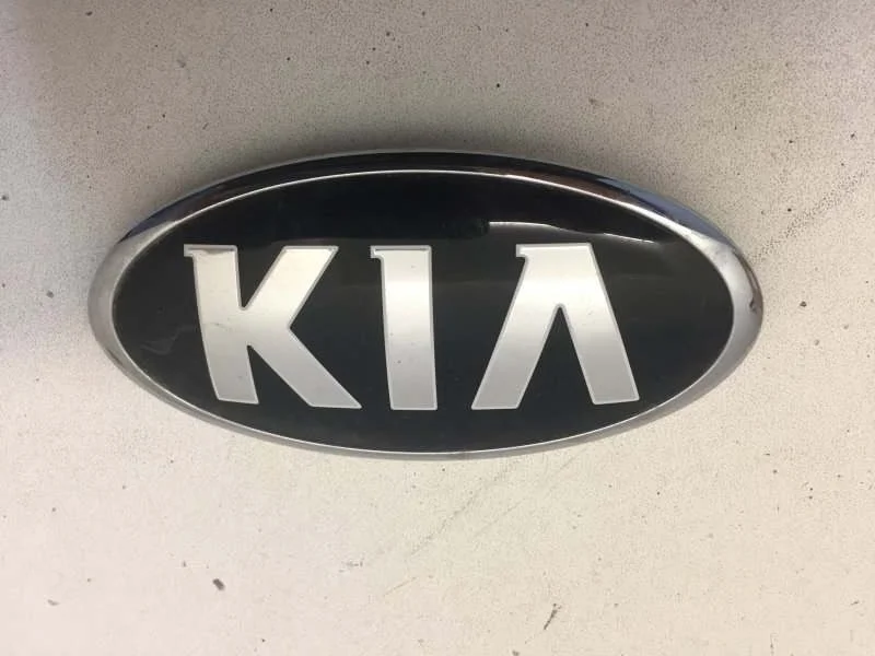 Эмблема Kia K5 2018-2021 863183R500 3, передняя