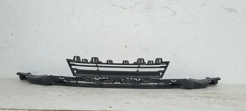 Решётка бампера Bmw 3 Series 2015-2020 51117386152 F30/F31, передняя