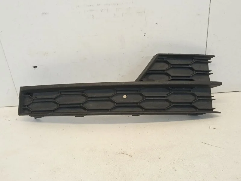 Накладка противотуманной фары Skoda Octavia 2013-2020 5E0807682F 2, передняя правая