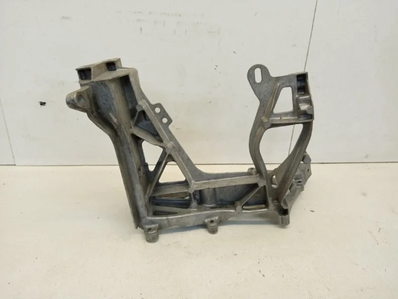 Кронштейн фары Mercedes-Benz C-klasse 2014-2021 A2056221600 W205, передний правый