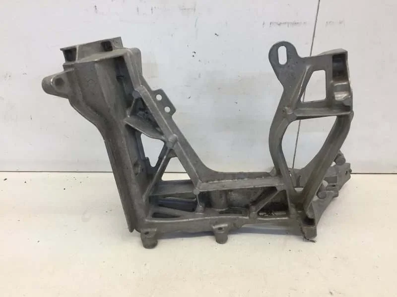 Кронштейн передней панели Mercedes-Benz C-klasse 2014-2021 A2056221600 W205, передний правый