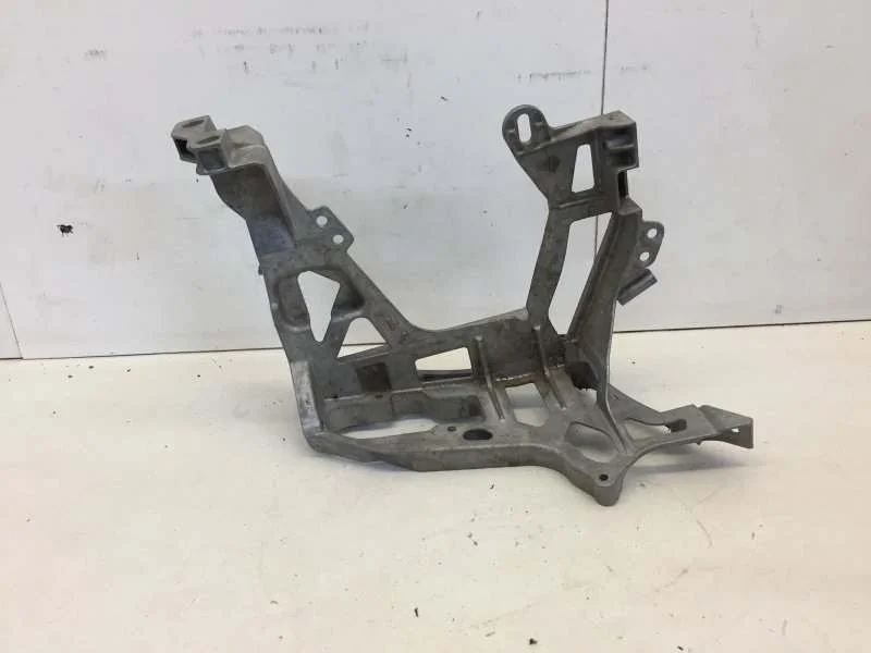 Кронштейн панели Mercedes-Benz C-klasse 2014-2021 A2056221700 W205, передний левый