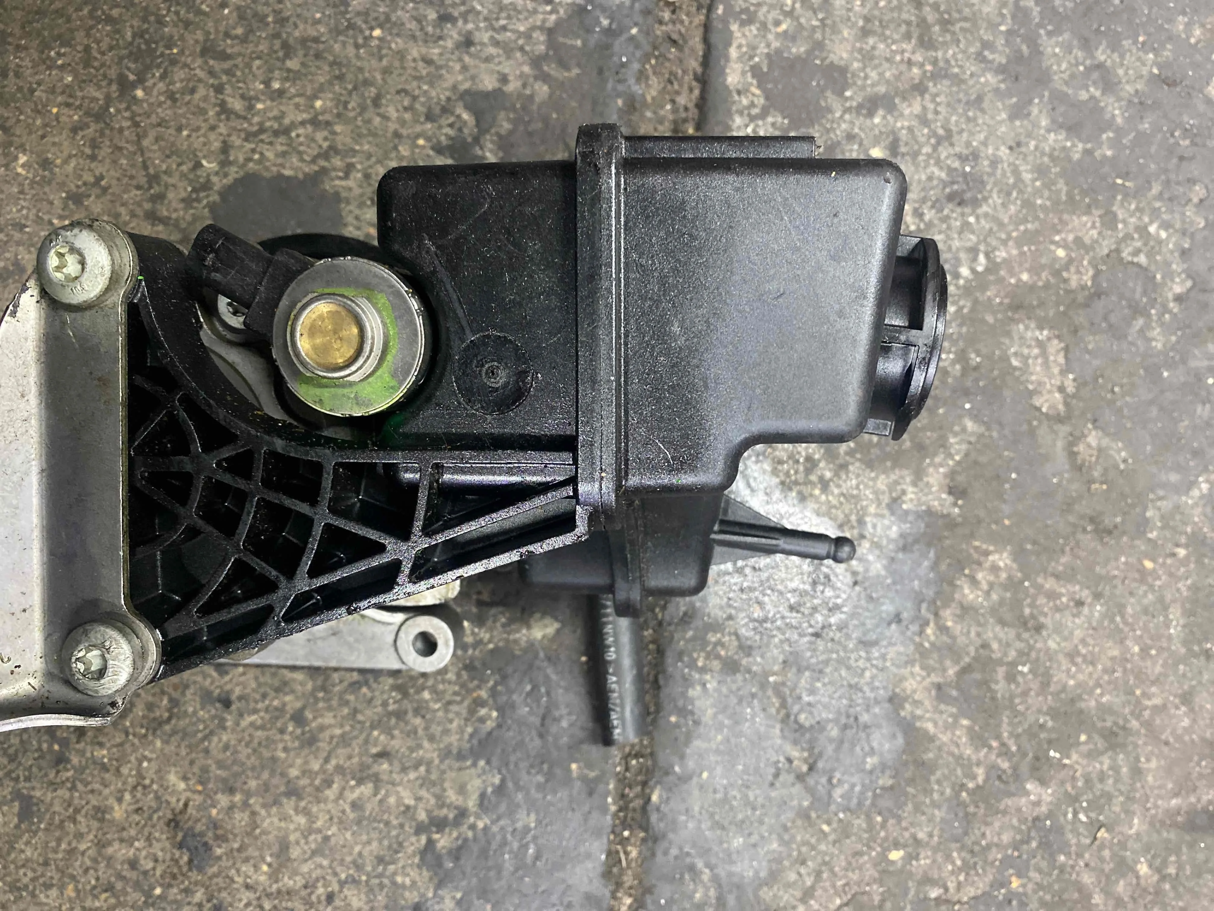 Насос гидроусилителя руля Mercedes-Benz W212/S212/C207/A207 рестайлинг (2013—2016) A0064661501 651