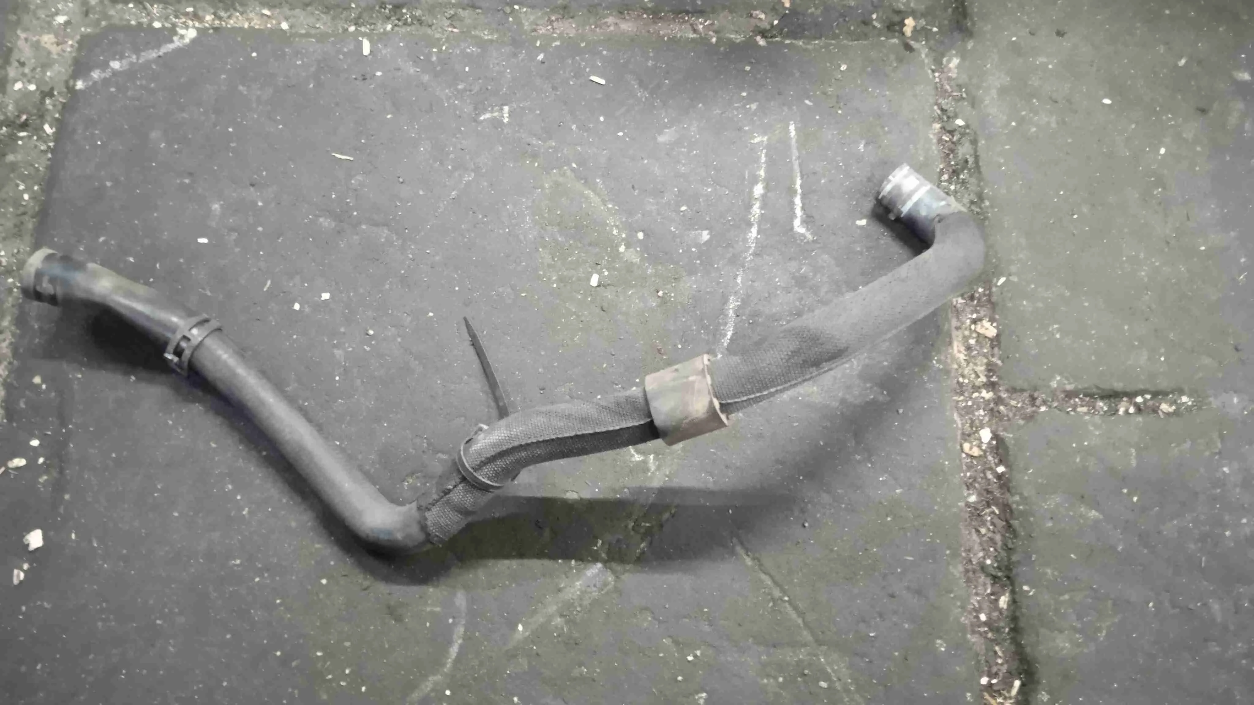 Патрубок (трубопровод, шланг) Audi  7L8121073J
 CJM