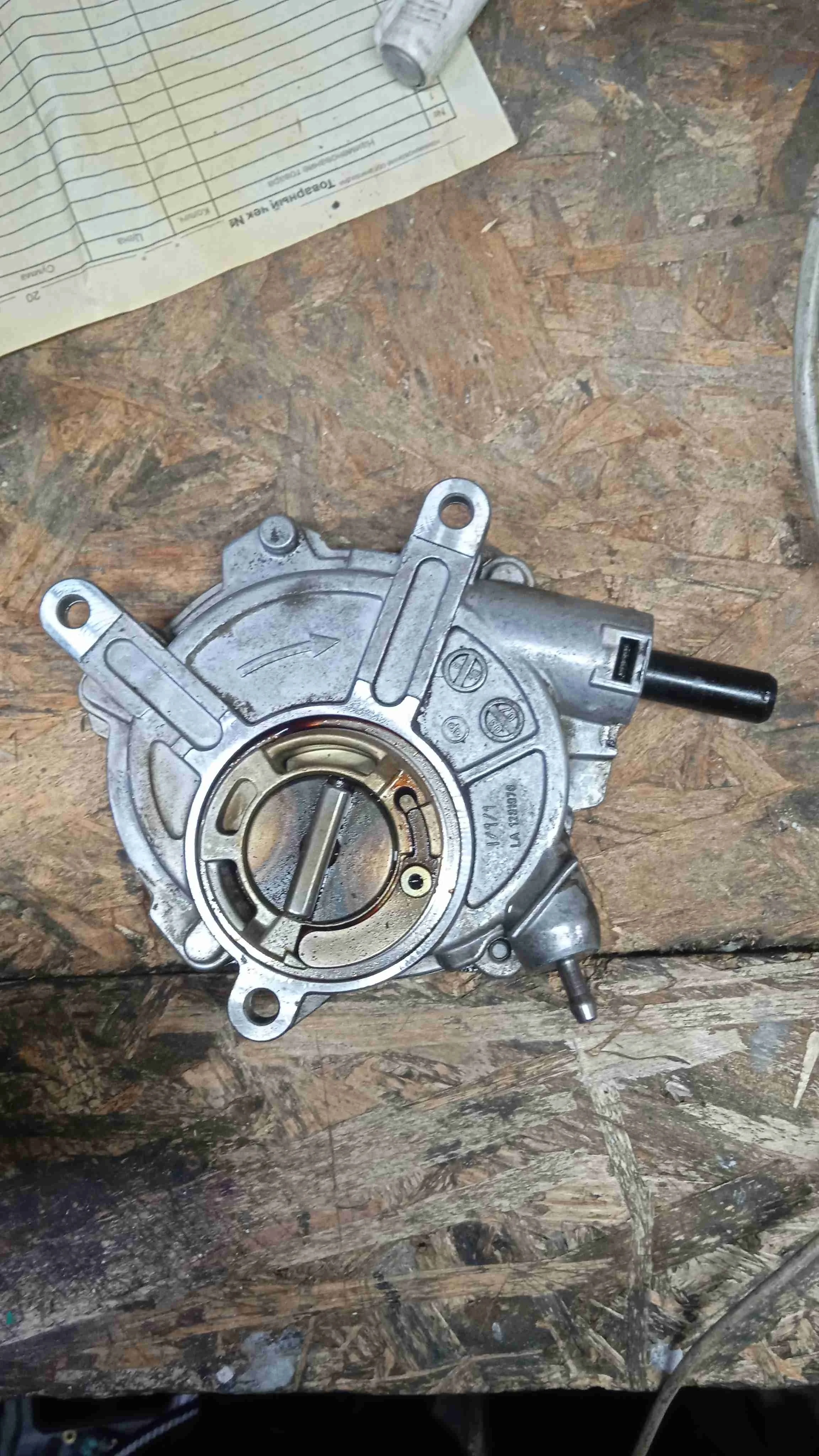 Насос вакуумный Mercedes-Benz W211/S211 (2002—2006) A2722300465
; A2722300565 272943