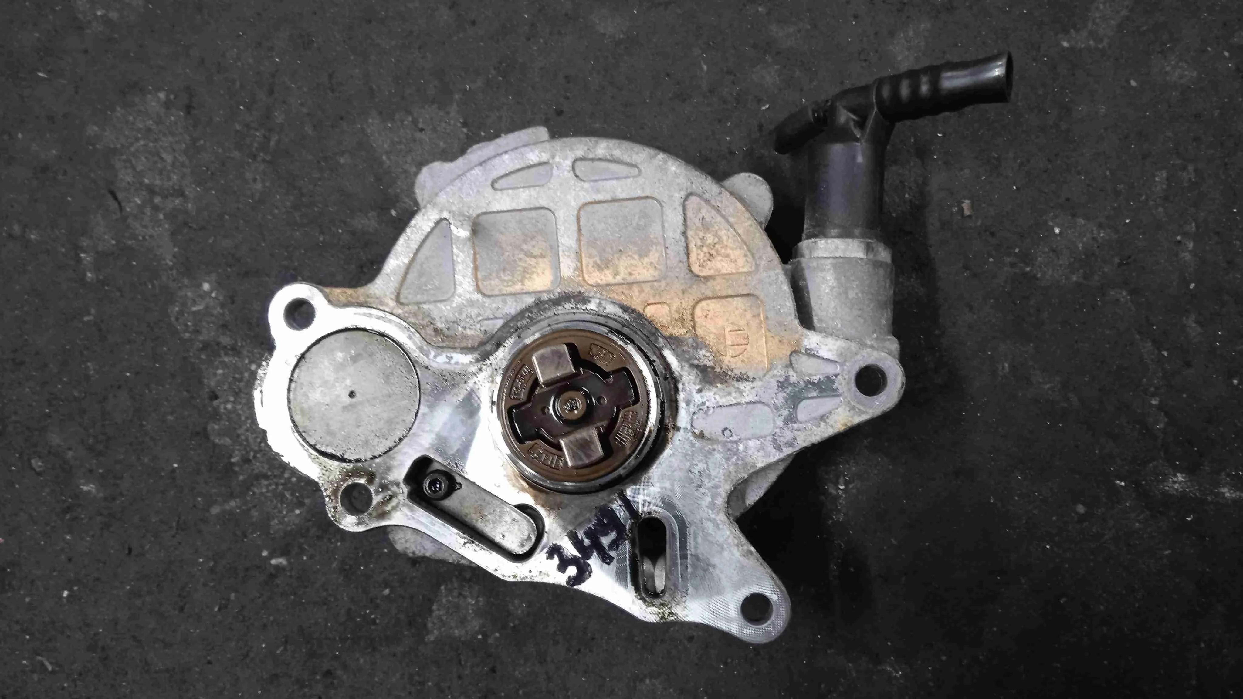 Насос вакуумный Volkswagen I (1938—2003) 03L145100F
 CAA