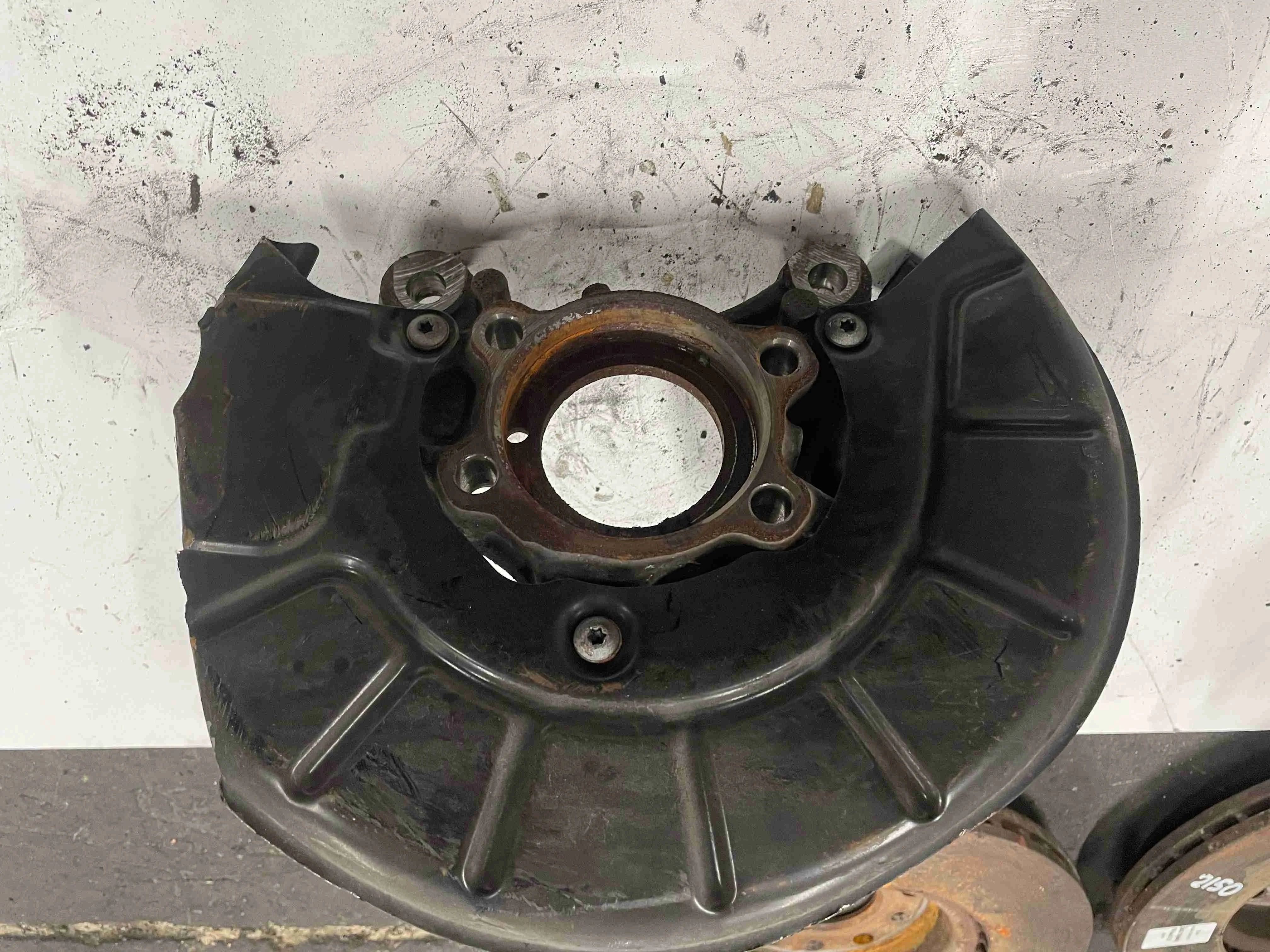 Кулак поворотный левый Volkswagen B6 3C0407253F
 BVY