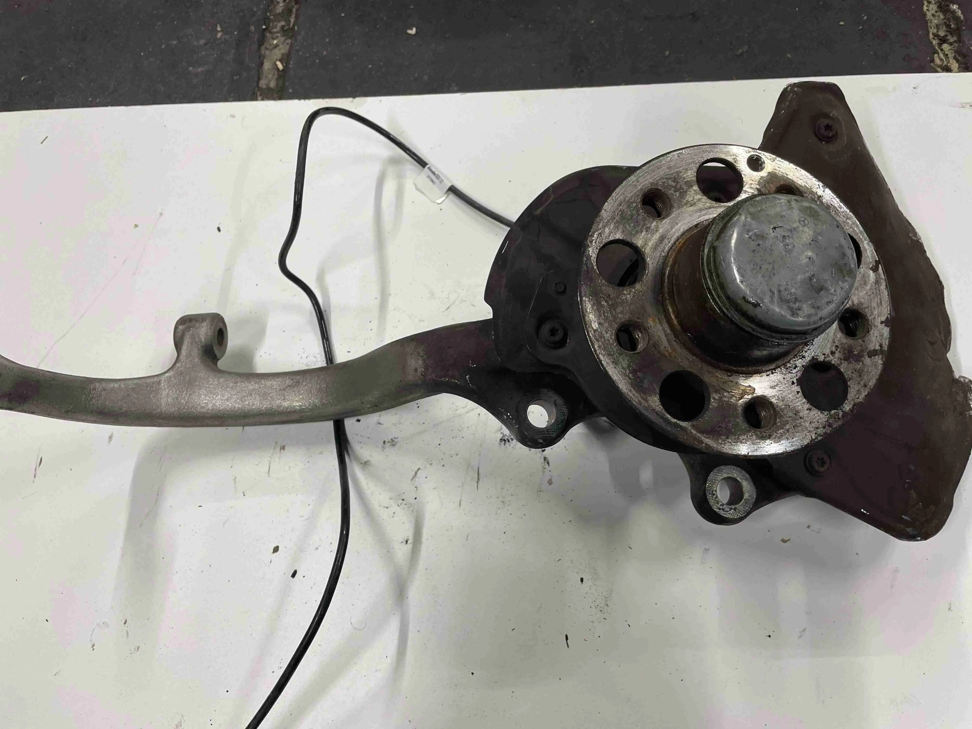 Кулак поворотный правый Mercedes-Benz W221 (2005—2009) A2213324601
; A2213323001 272965