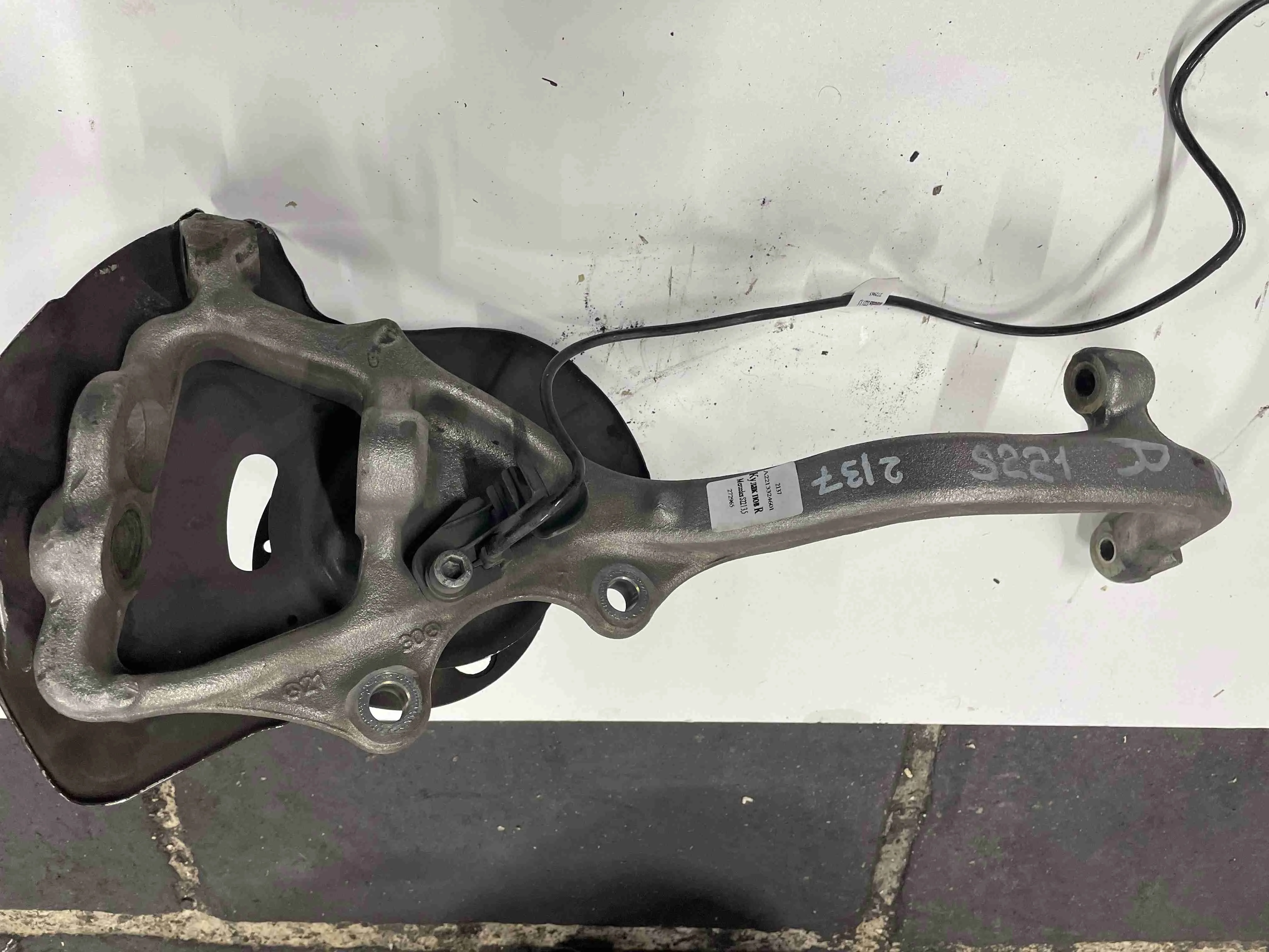 Кулак поворотный правый Mercedes-Benz W221 (2005—2009) A2213324601
; A2213323001 272965