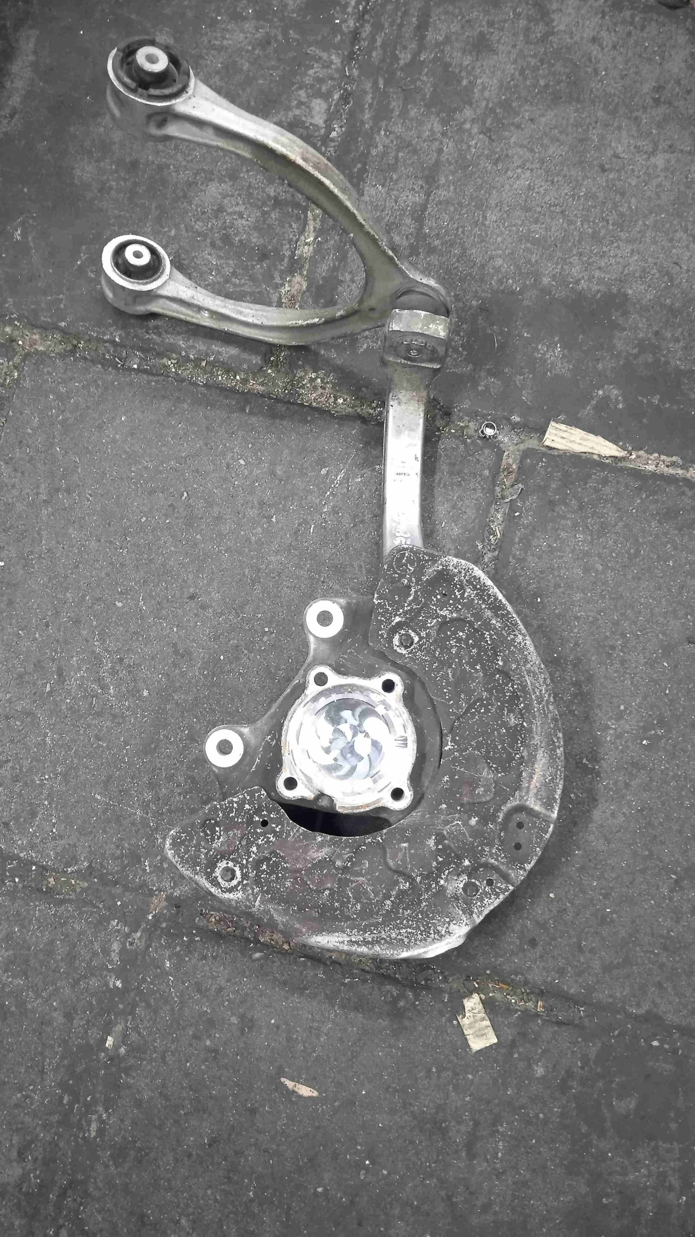 Кулак поворотный левый Mercedes-Benz W205/S205/C205/A205 (2014—2018) A2053322100
; A2053323500 651921