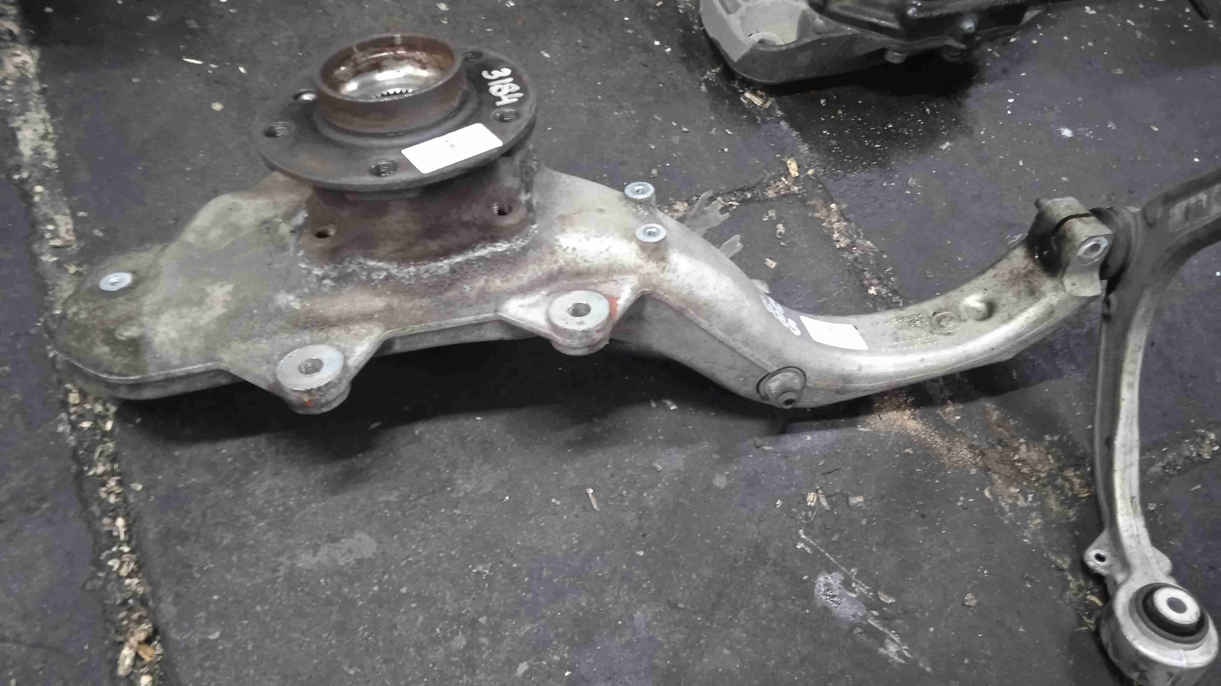 Кулак поворотный левый BMW F15 (2013—2018) 31216869869
 N57D30B