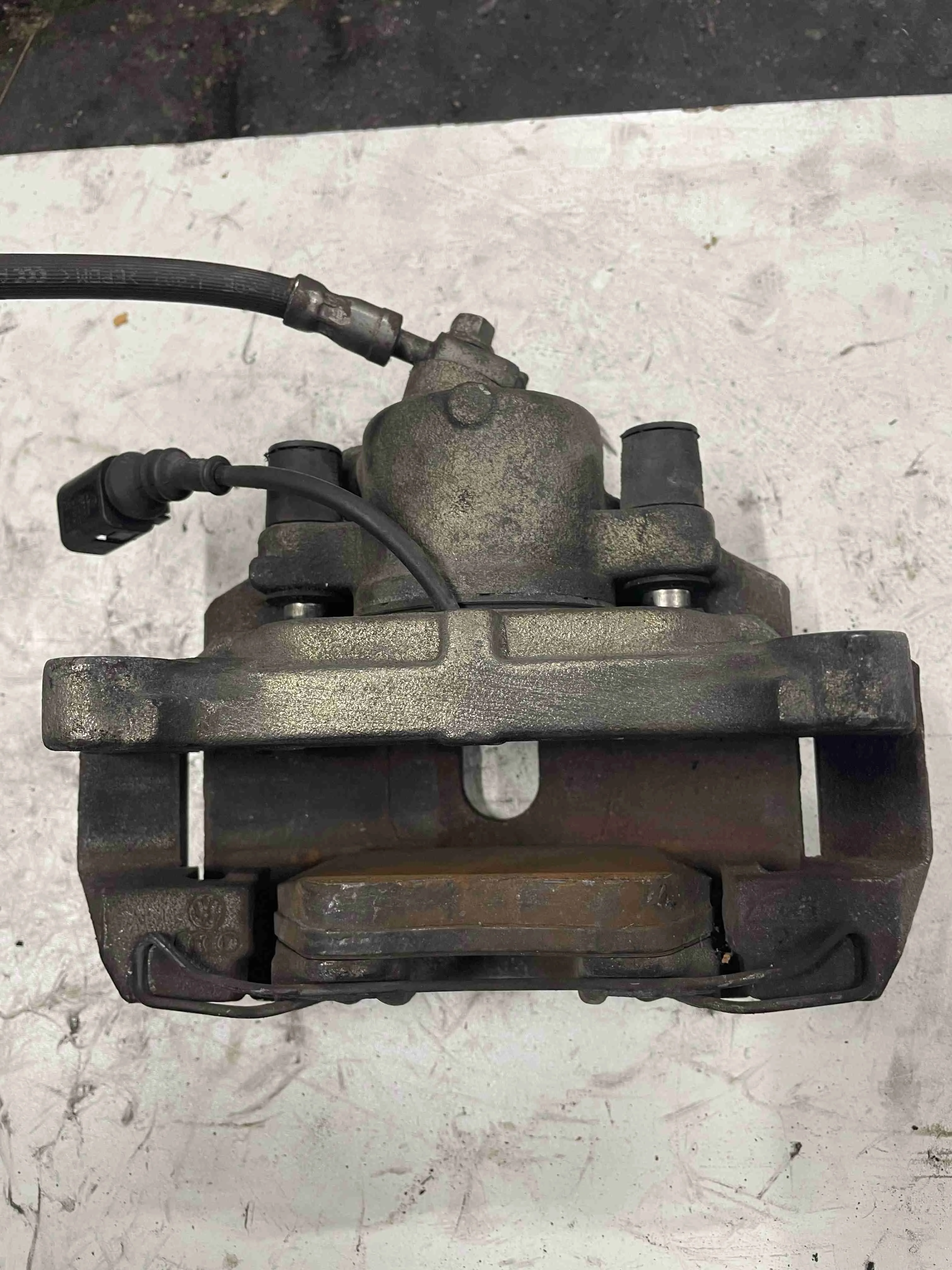 Суппорт передний левый Volkswagen V (2009—2015) 1J0615123A
; 1J0615123; 1K0615123A CBZB