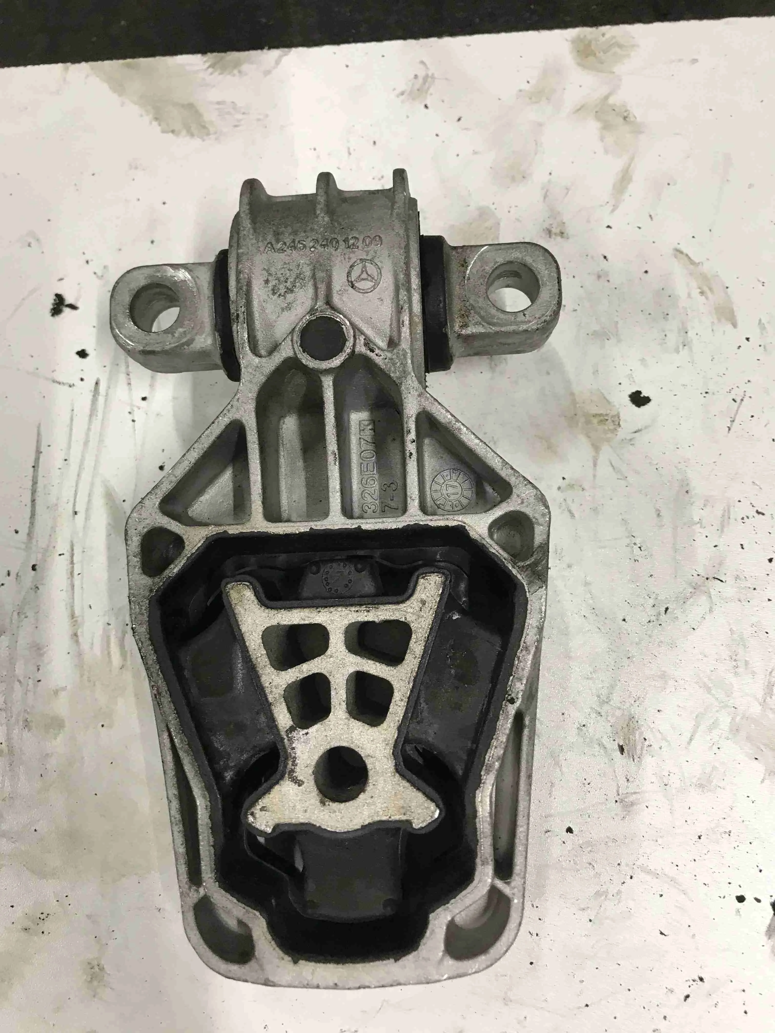 Подушка крепления двигателя Mercedes-Benz W176 (2012—2015) A2462401209
 270910