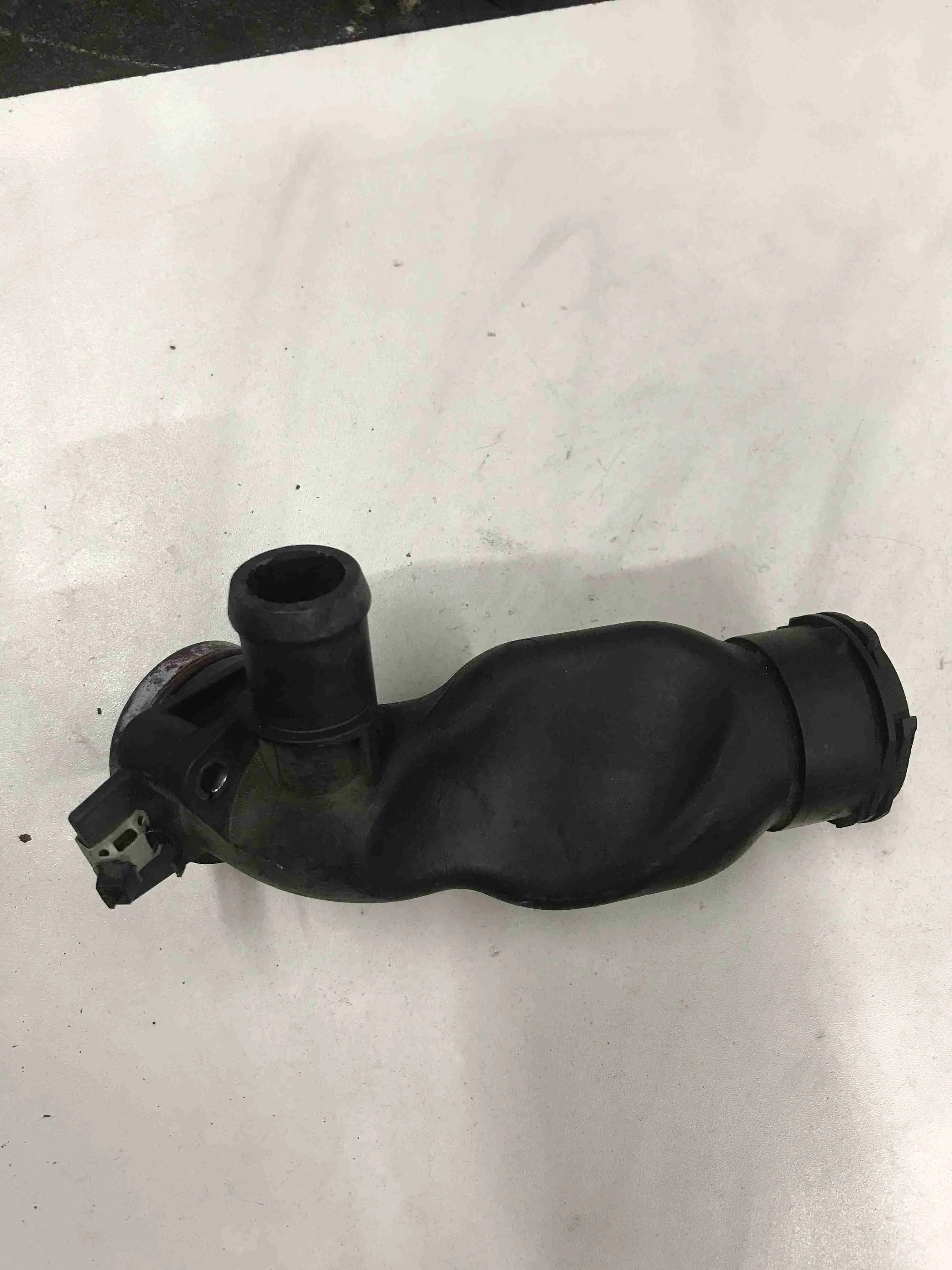 Трубка охлаждающей жидкости пластиковая Mercedes-Benz W212/S212/C207/A207 (2009—2013) A2712002056
 271