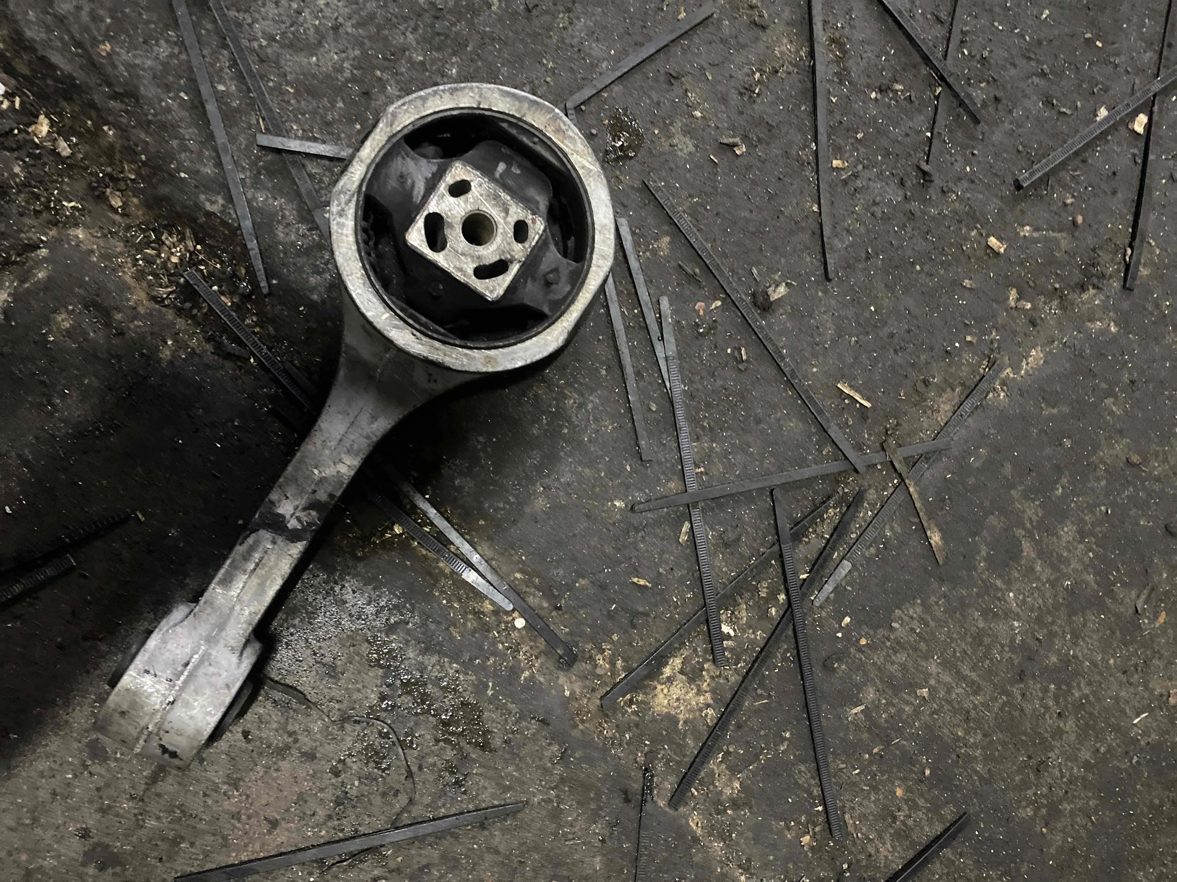 Подушка крепления двигателя Volkswagen V (2009—2015) 6Q0199851AP CAXA