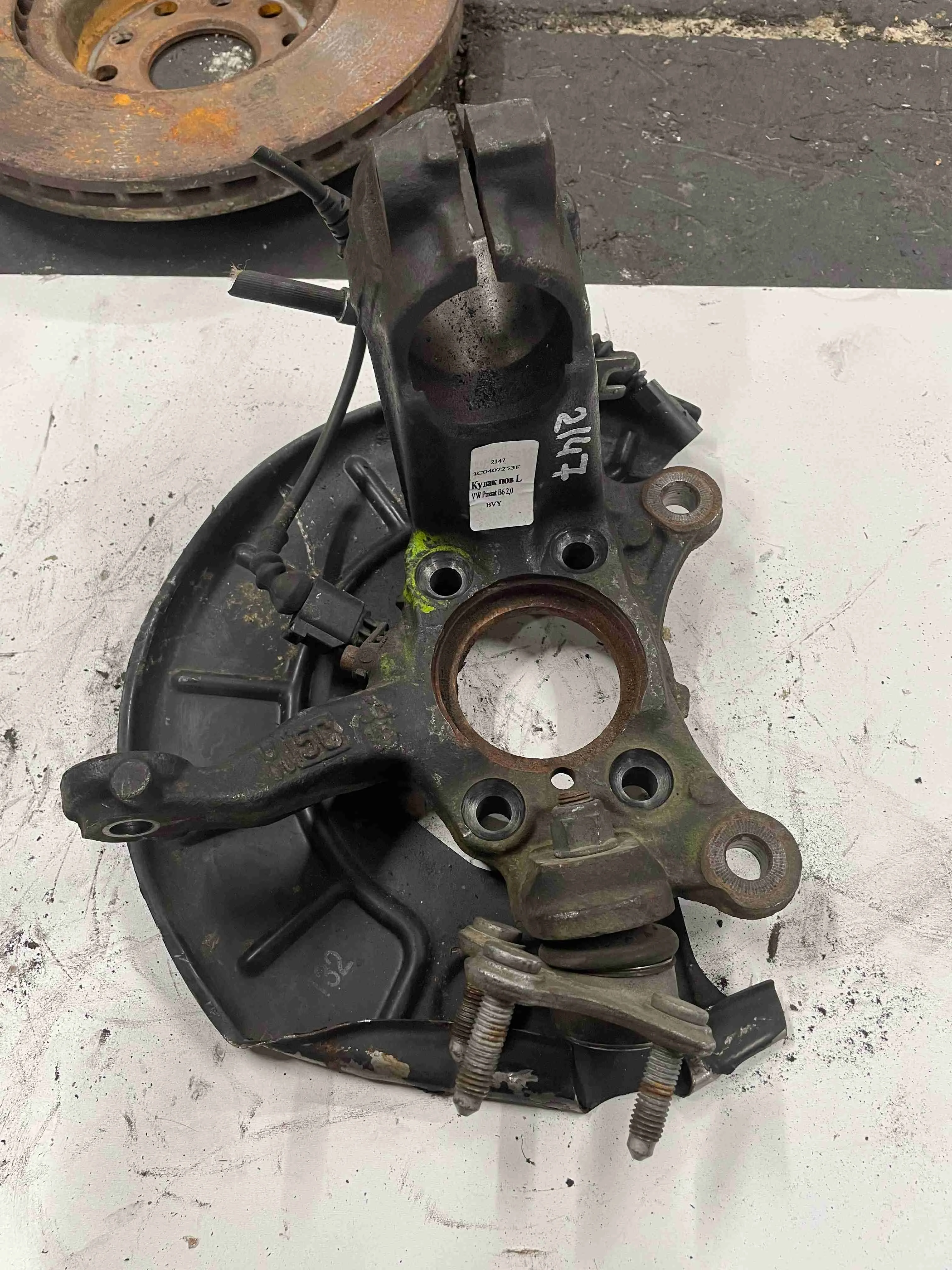 Кулак поворотный левый Volkswagen B6 3C0407253F
 BVY