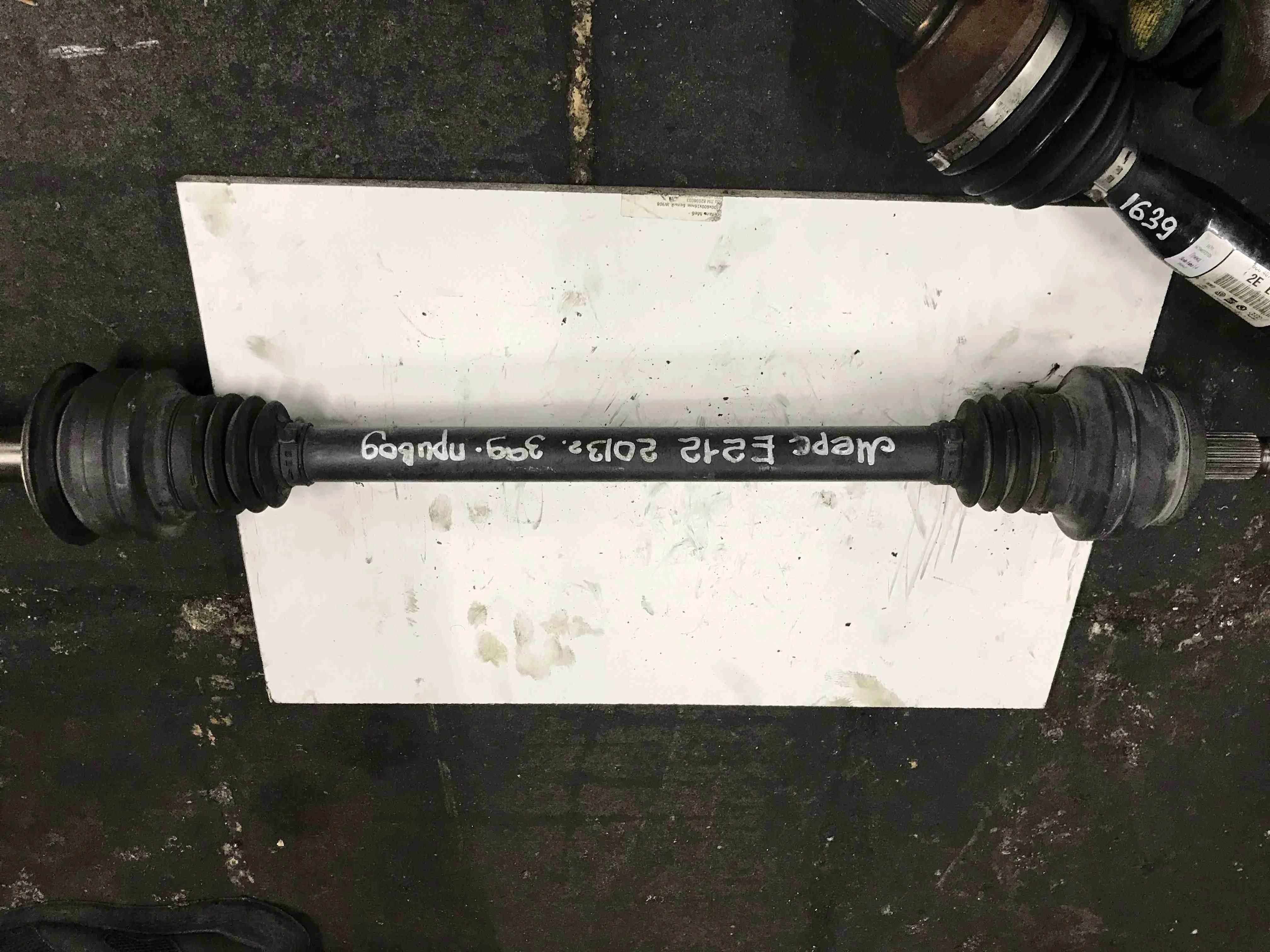 Полуось (приводной вал, ШРУС) Mercedes-Benz W212/S212/C207/A207 (2009—2013) A2123501810
; A2123501910 272