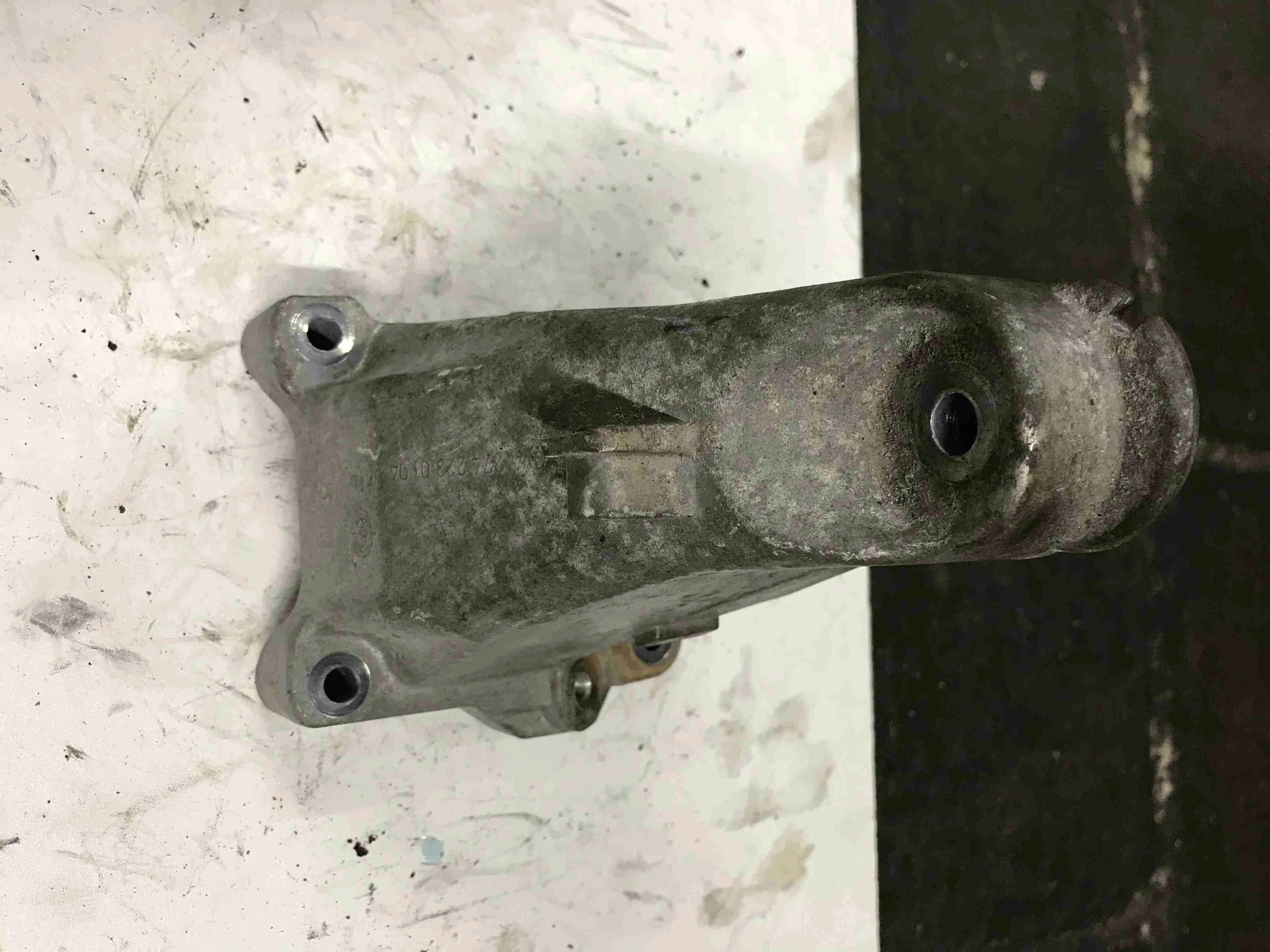 Кронштейн двигателя Mercedes-Benz W205/S205/C205/A205 (2014—2018) A2742230104
; A2742233904 274910