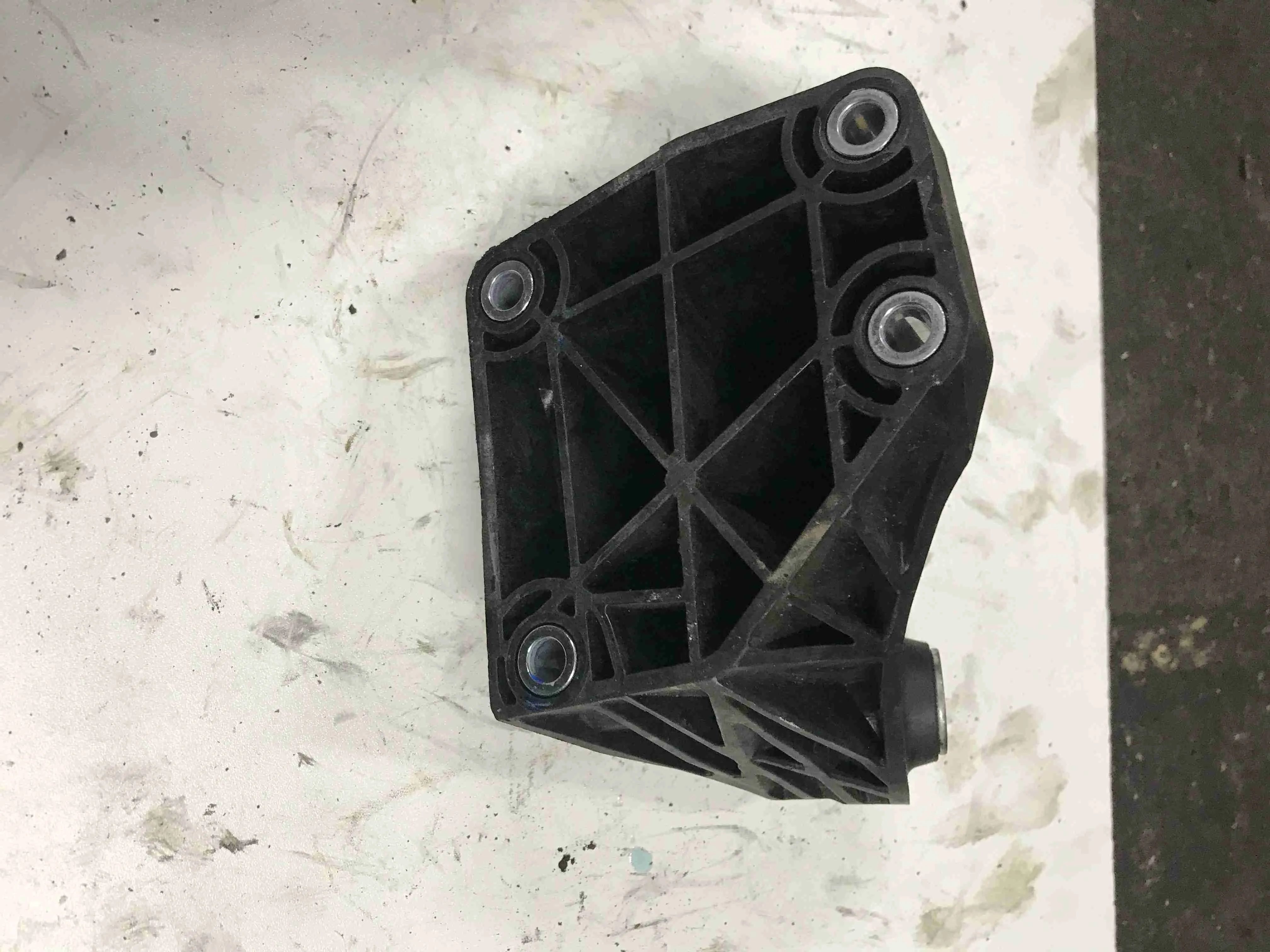 Кронштейн двигателя Mercedes-Benz X166 (2015—2019) A6422236104
 642826