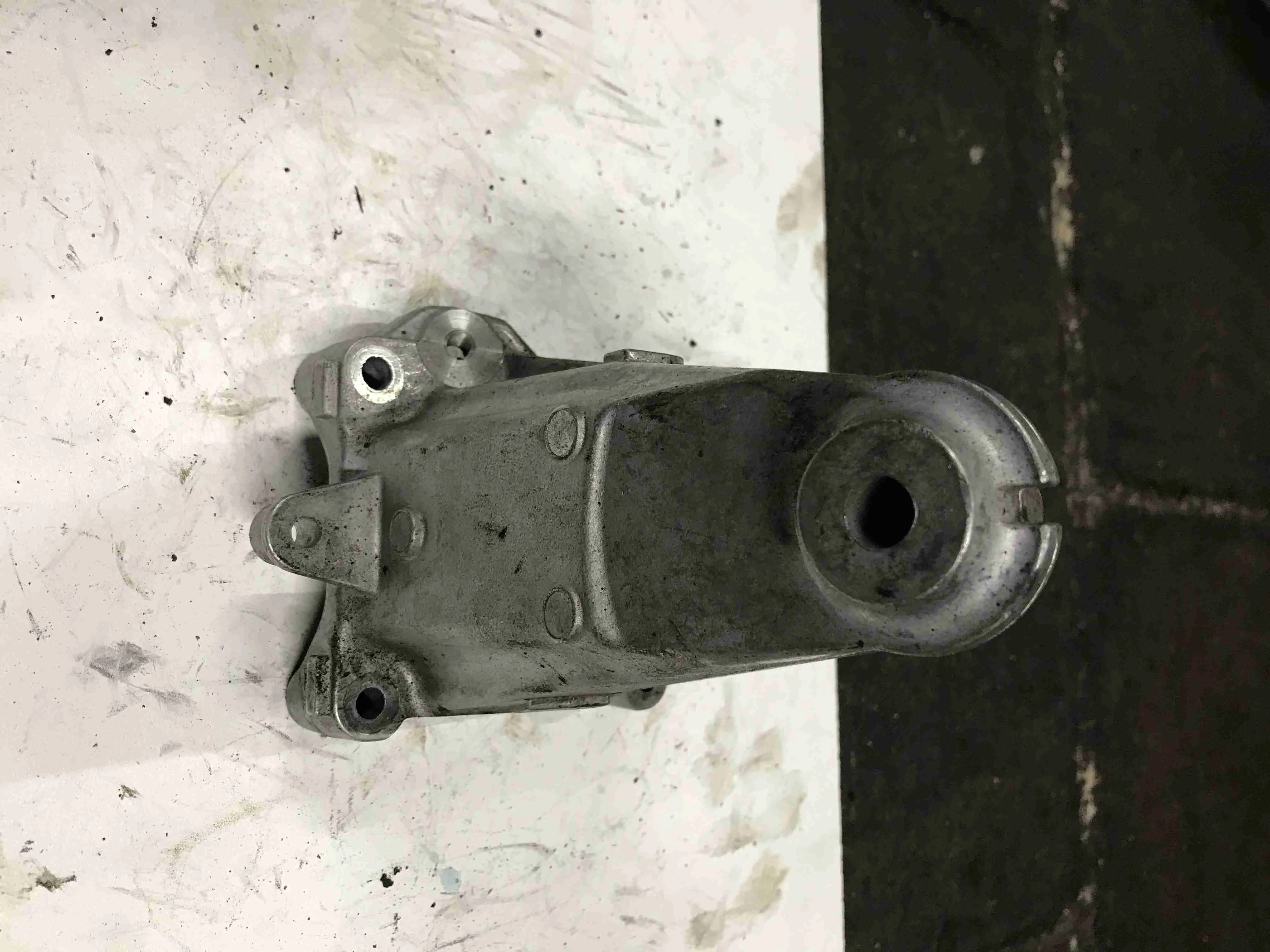 Кронштейн двигателя Mercedes-Benz W205/S205/C205/A205 (2014—2018) A2742234304
; A2742234600 274910