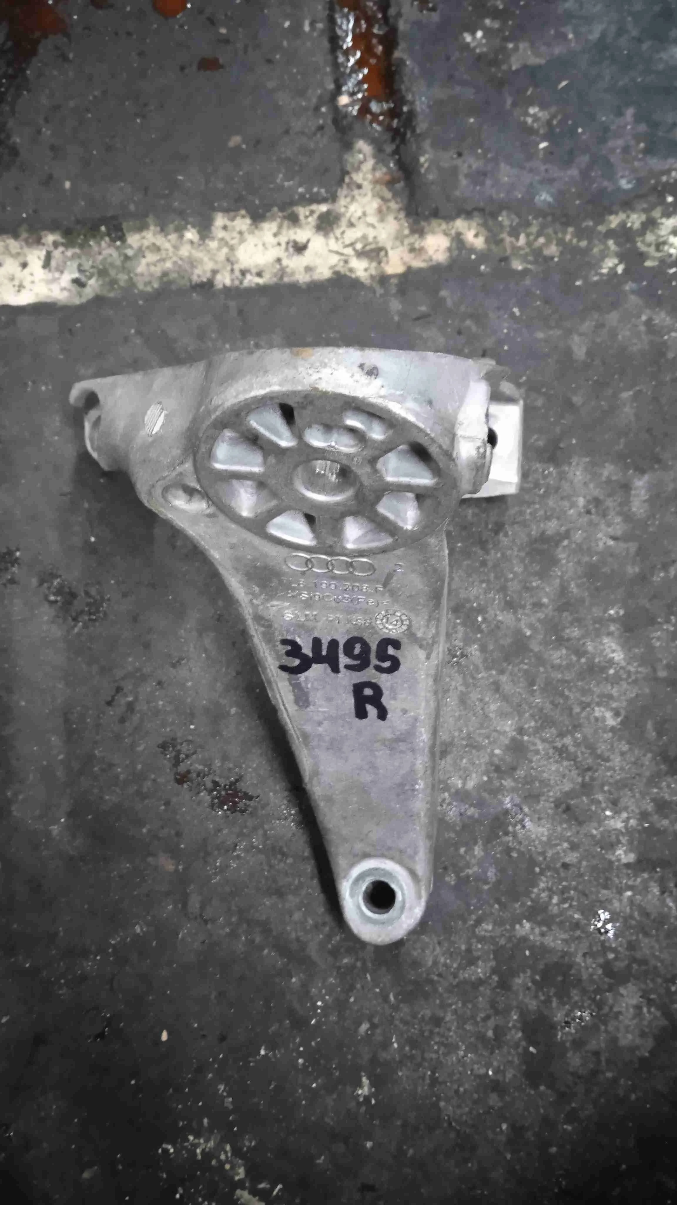 Кронштейн двигателя Porsche II (2010—2014) 7L8199308F
; 7L8199308E CGE