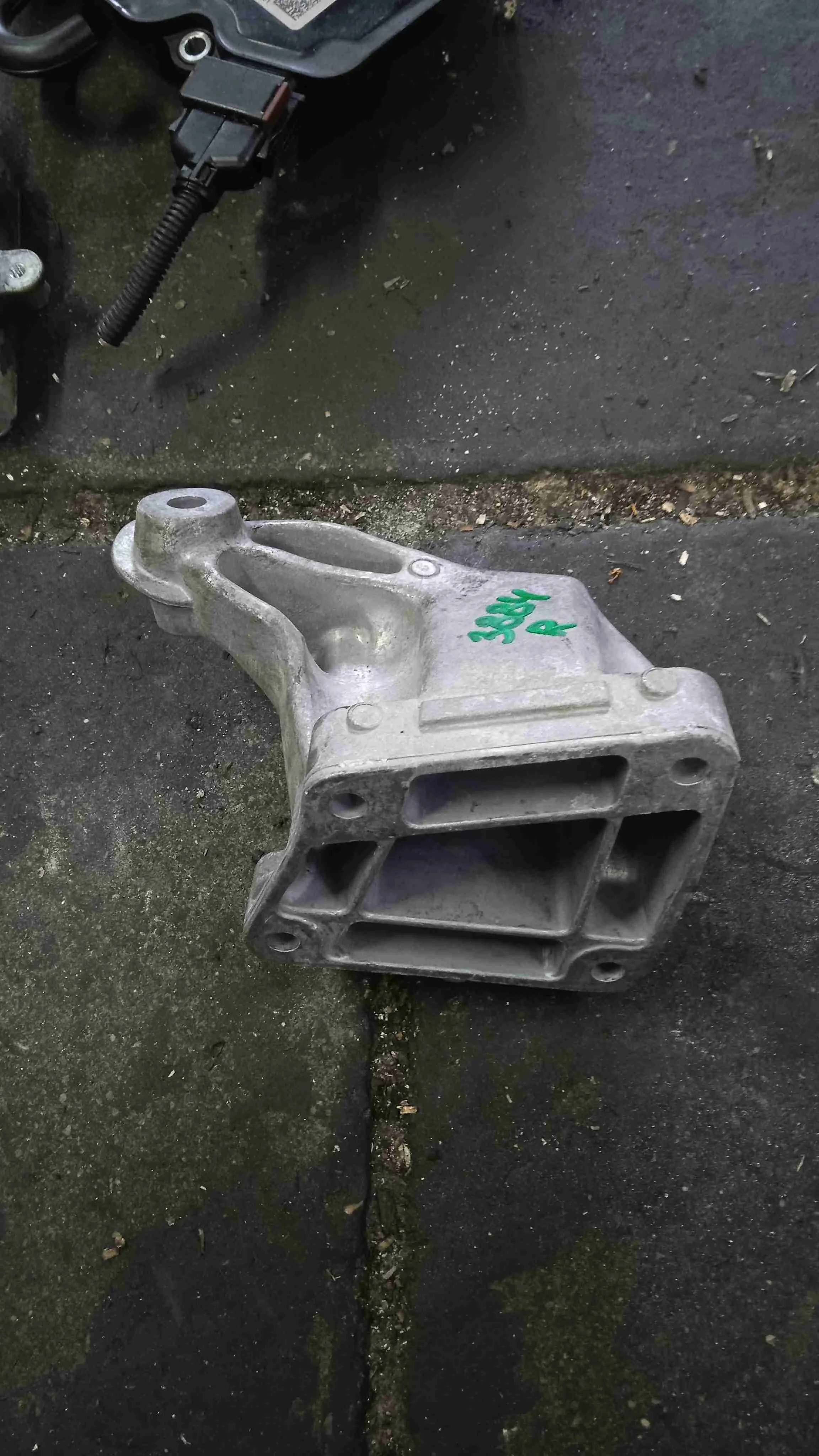 Кронштейн двигателя Mercedes-Benz X166 (2015—2019) A6422234204
 642826