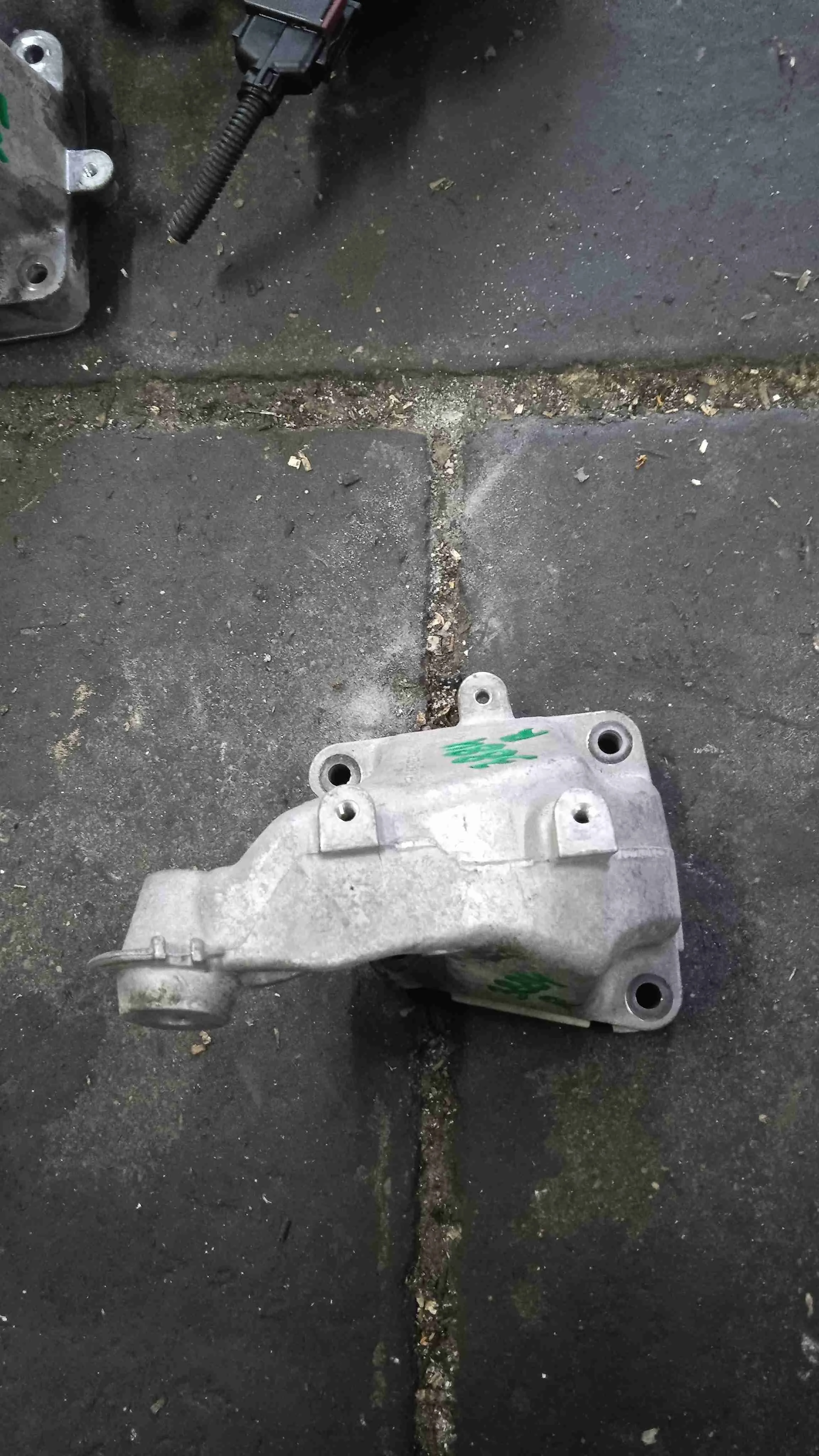 Кронштейн двигателя Mercedes-Benz X166 (2015—2019) A6422234204
 642826