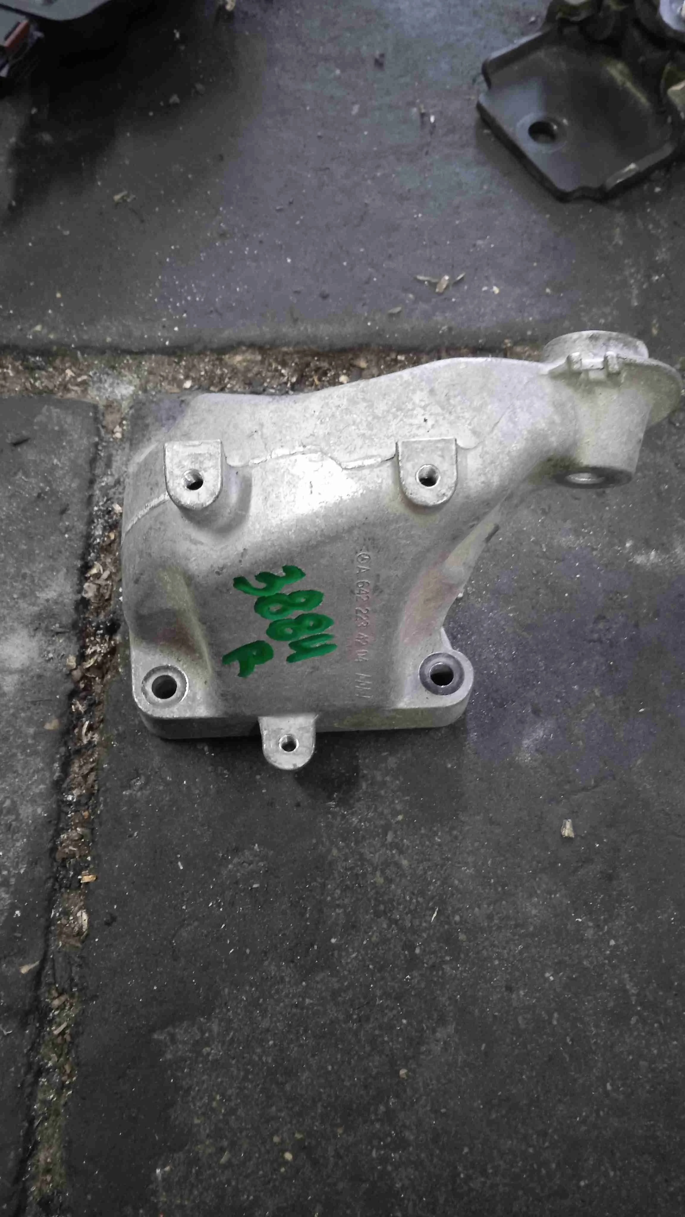 Кронштейн двигателя Mercedes-Benz X166 (2015—2019) A6422234204
 642826