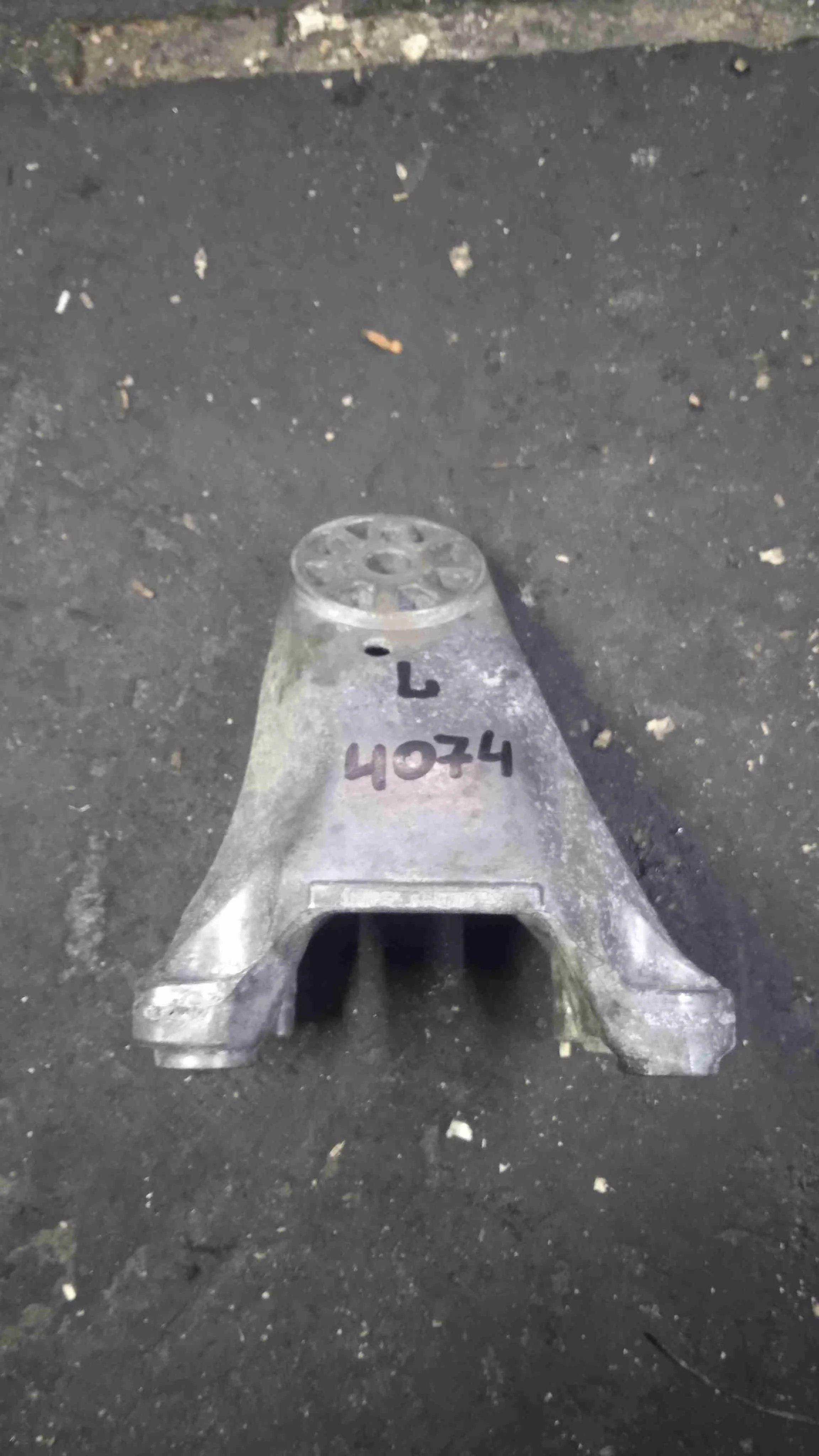 Кронштейн двигателя Audi 4M (2015—2020) 7L8199307K
 CJG