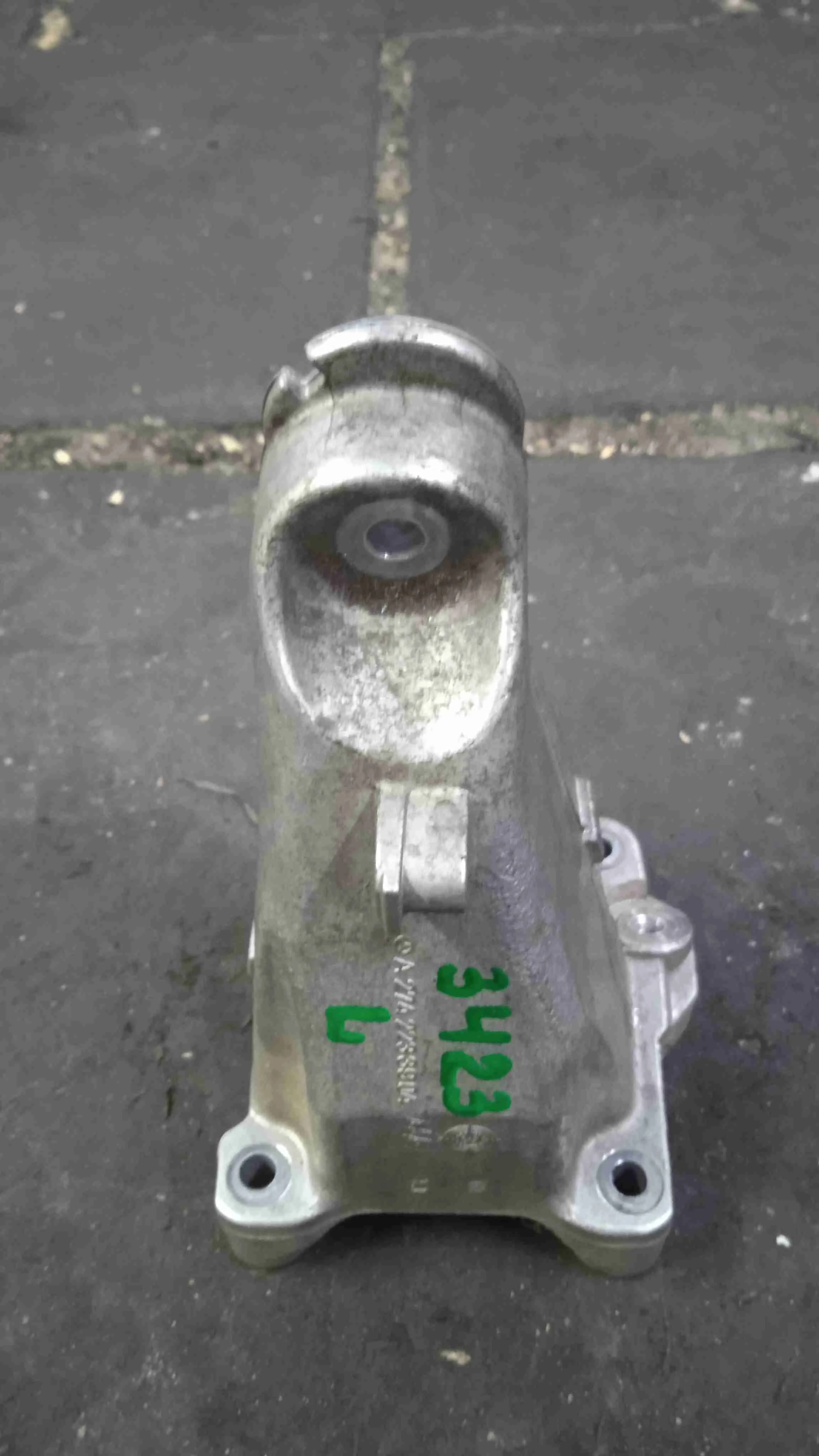 Кронштейн двигателя Mercedes-Benz W205/S205/C205/A205 (2014—2018) A2742233904
; A2742230104 274910