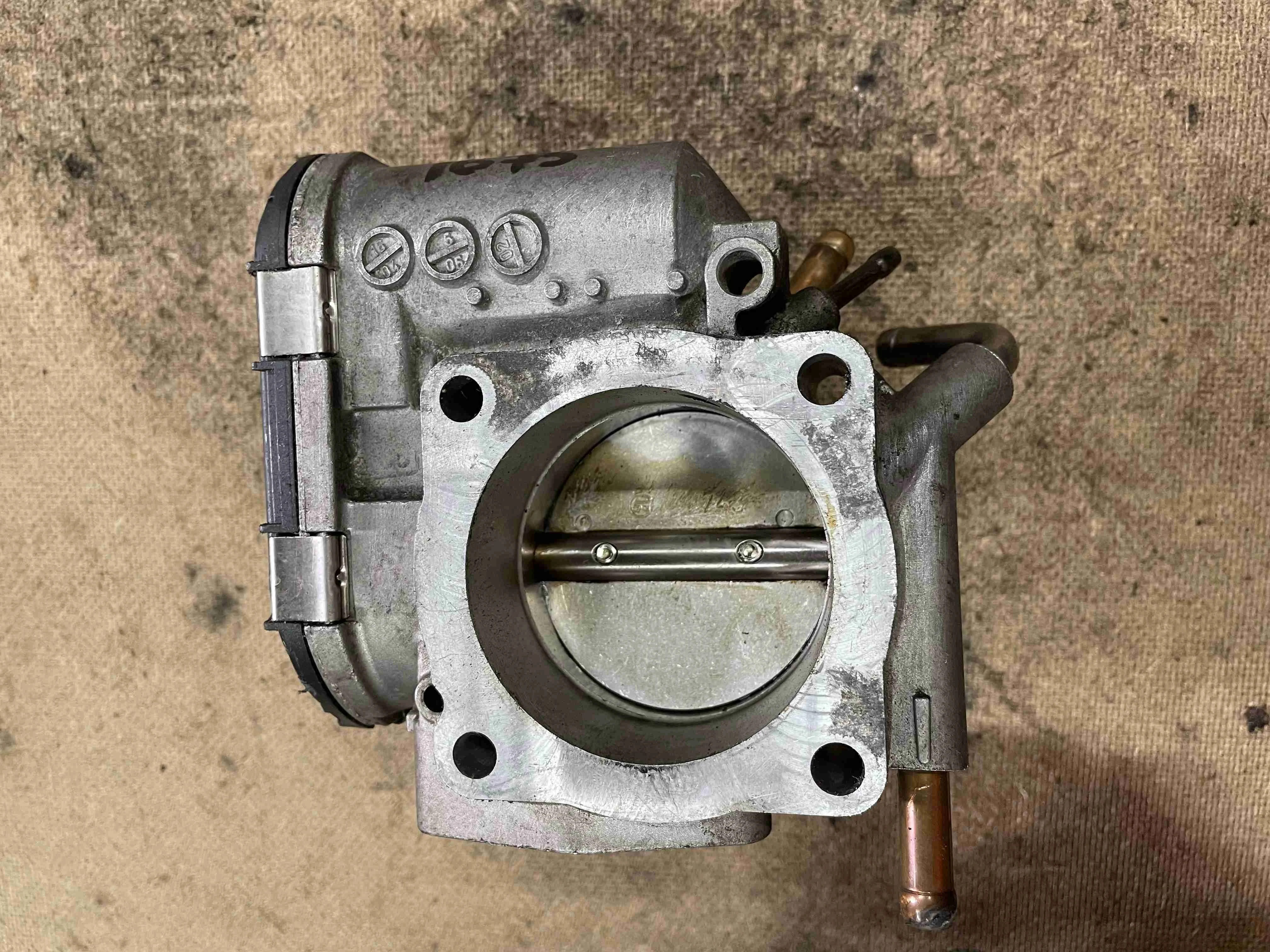 Заслонка дроссельная Audi B8 (2007—2012) 06B133062H
 ALT