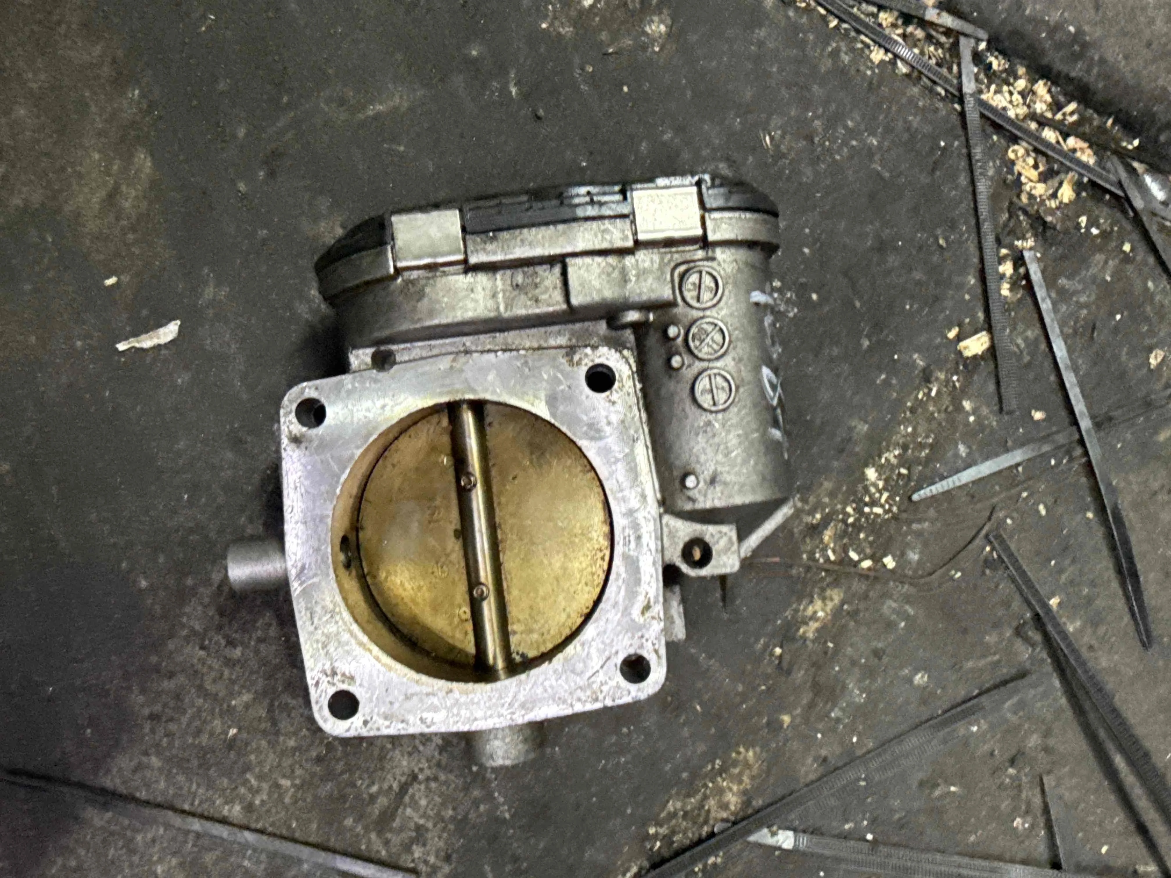 Заслонка дроссельная Mercedes-Benz W210/S210 (1995—1999) A1121410125
 112