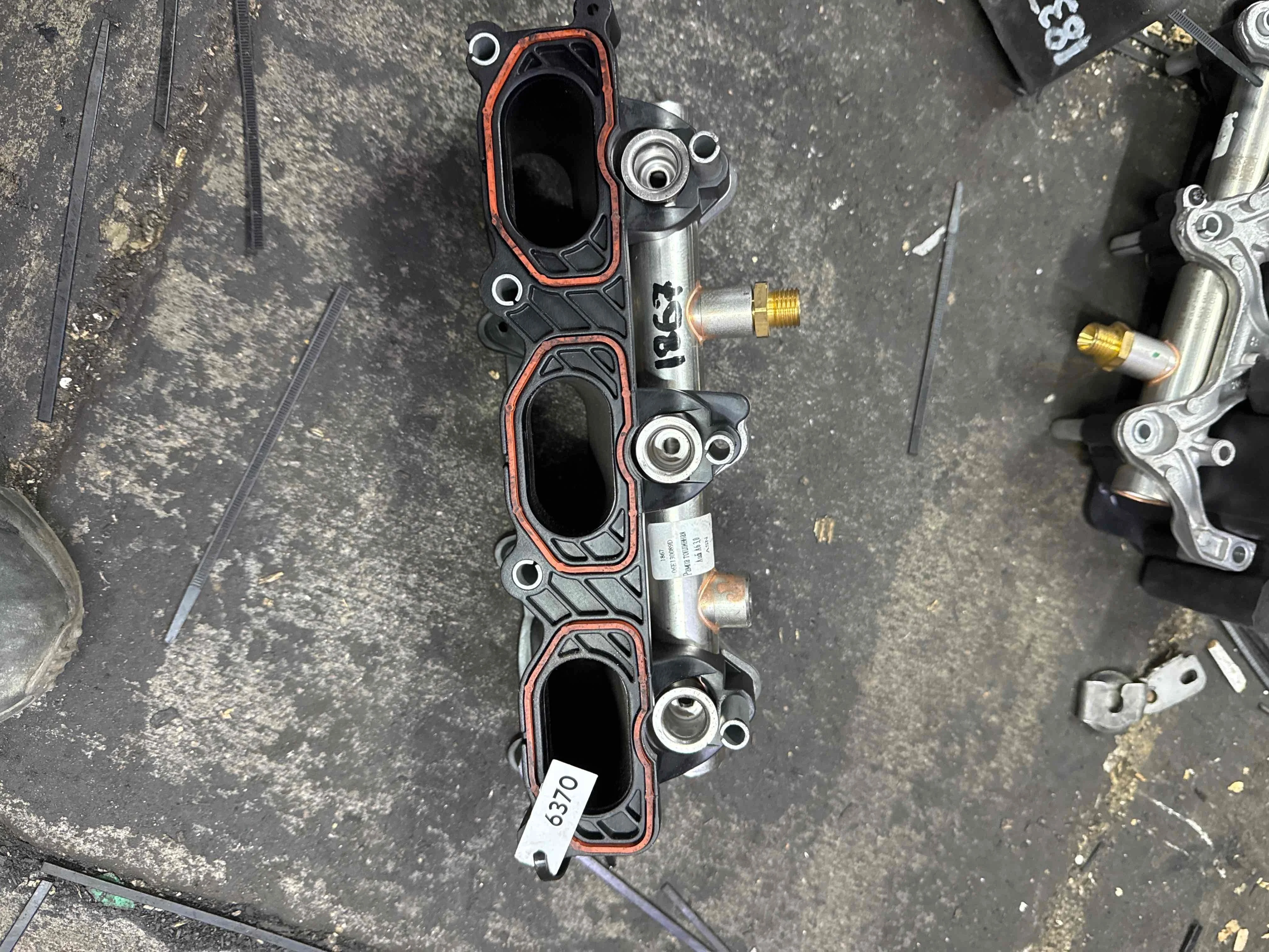 Коллектор впускной Audi C7 (2011—2014) 06E133125D
 CHVA