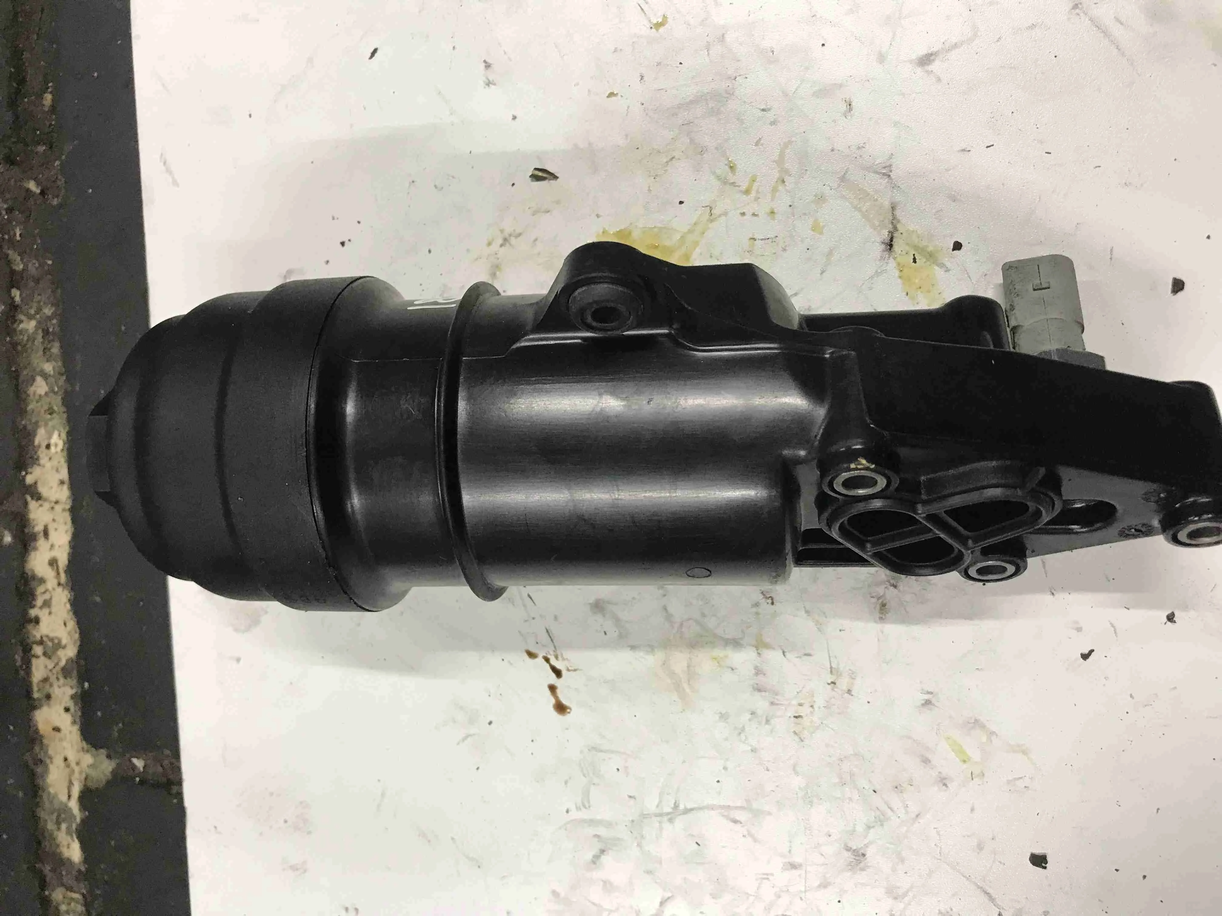 Корпус масляного фильтра Audi I рестайлинг (2011—2016) 06E115405C
 CALA